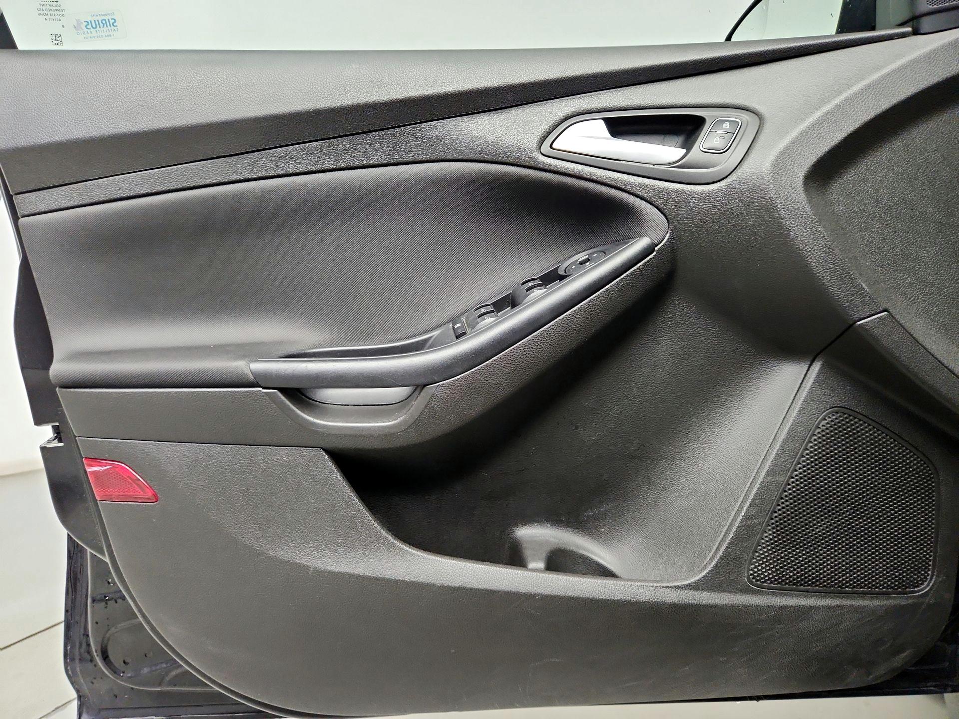 Thumbnail: 2016 Ford Focus - 12