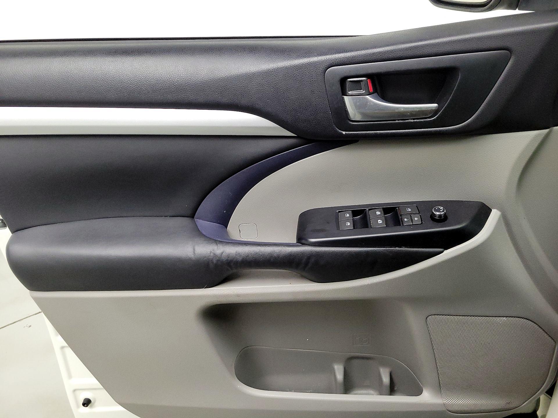 Thumbnail: 2015 Toyota Highlander - 12