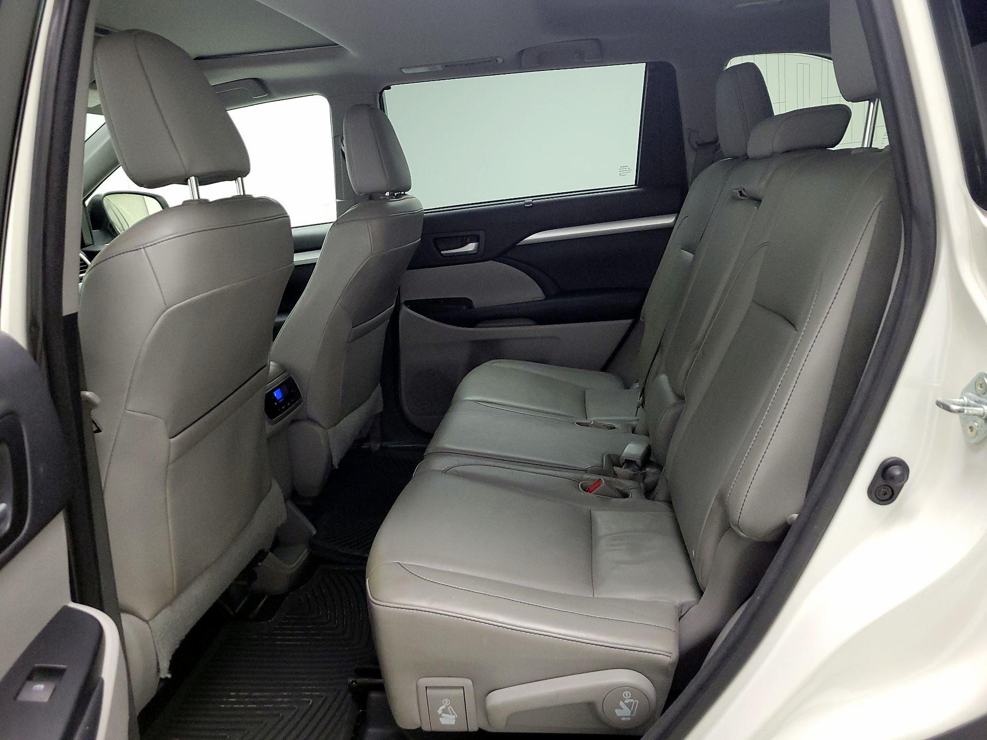 Thumbnail: 2015 Toyota Highlander - 18