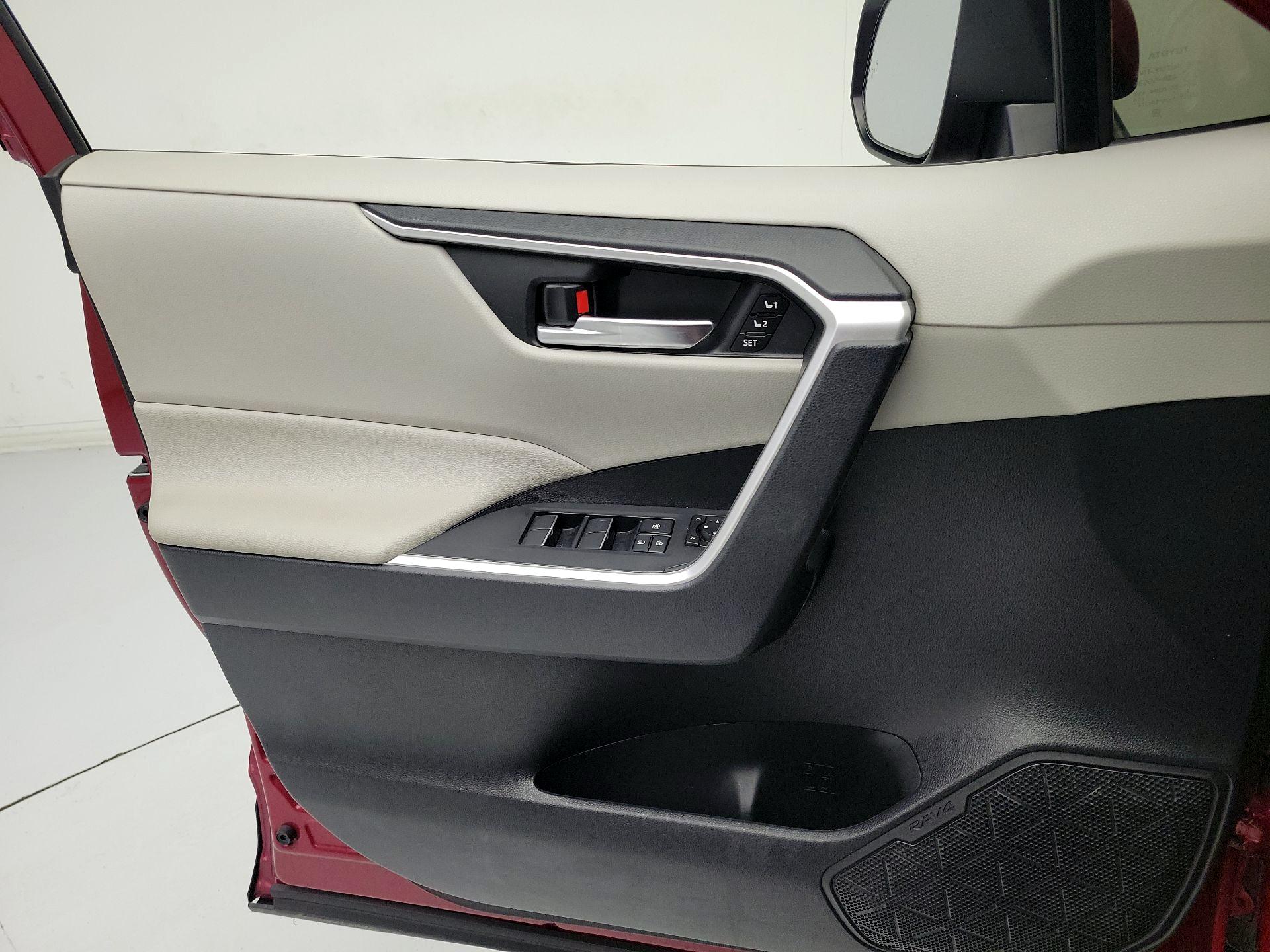 Thumbnail: 2019 Toyota RAV4 - 12