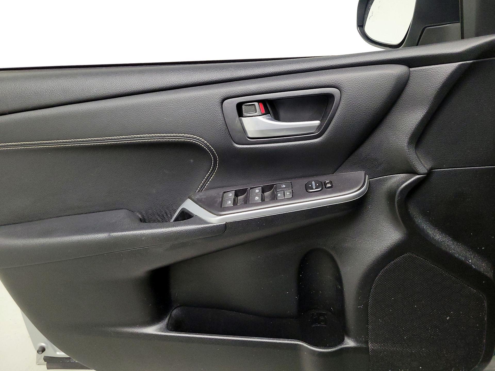 Thumbnail: 2015 Toyota Camry - 12