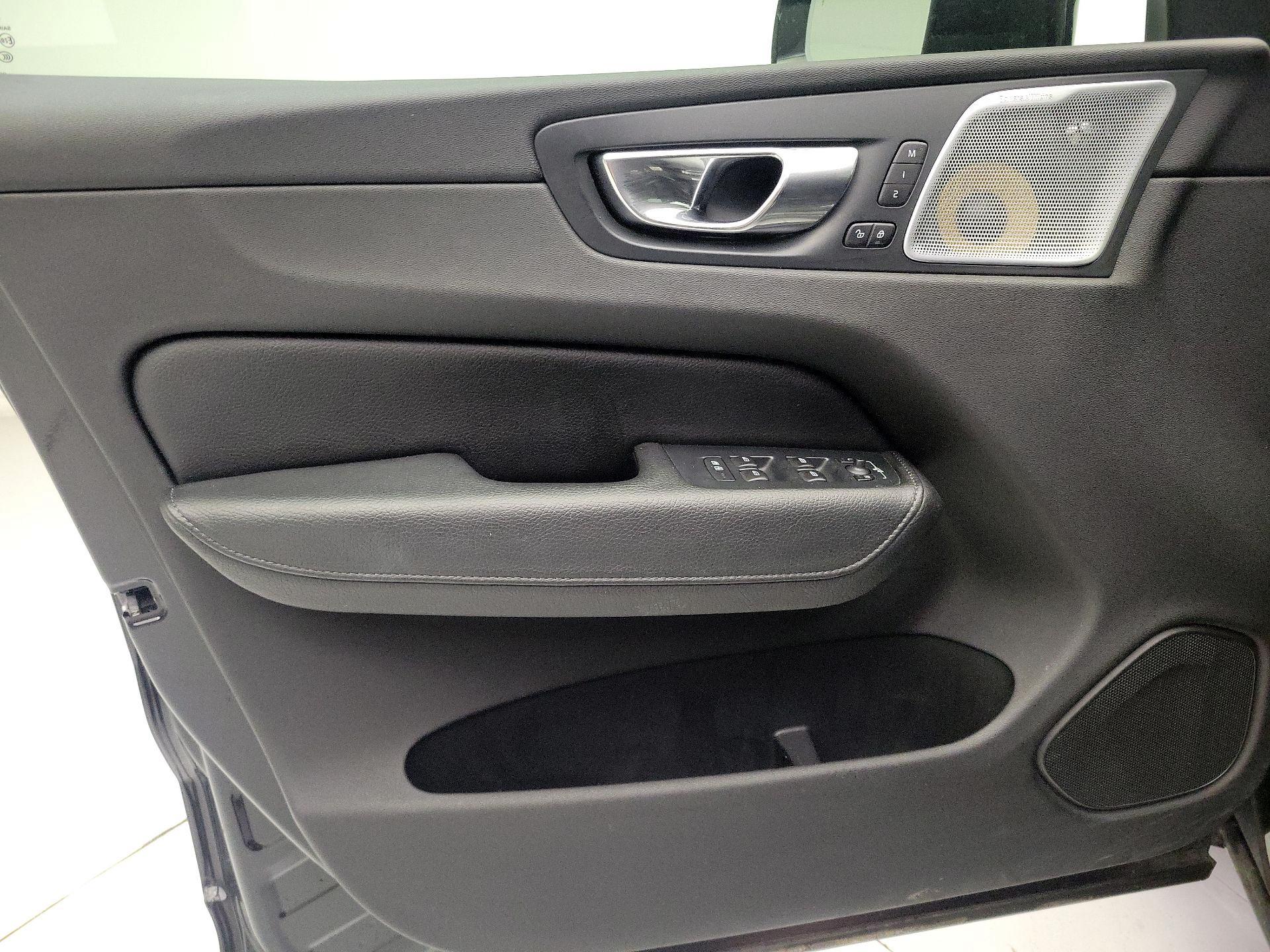 Thumbnail: 2018 Volvo XC60 - 12