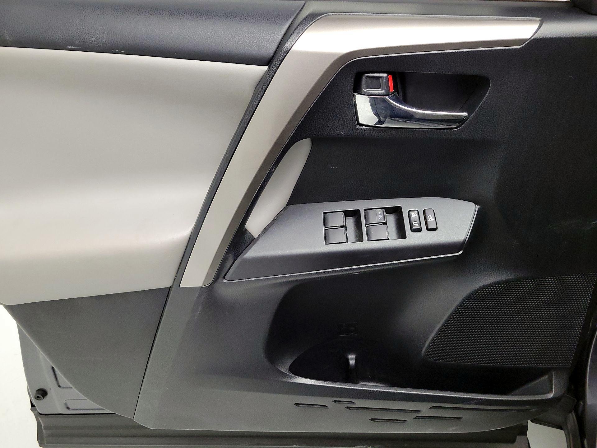 Thumbnail: 2018 Toyota RAV4 - 12