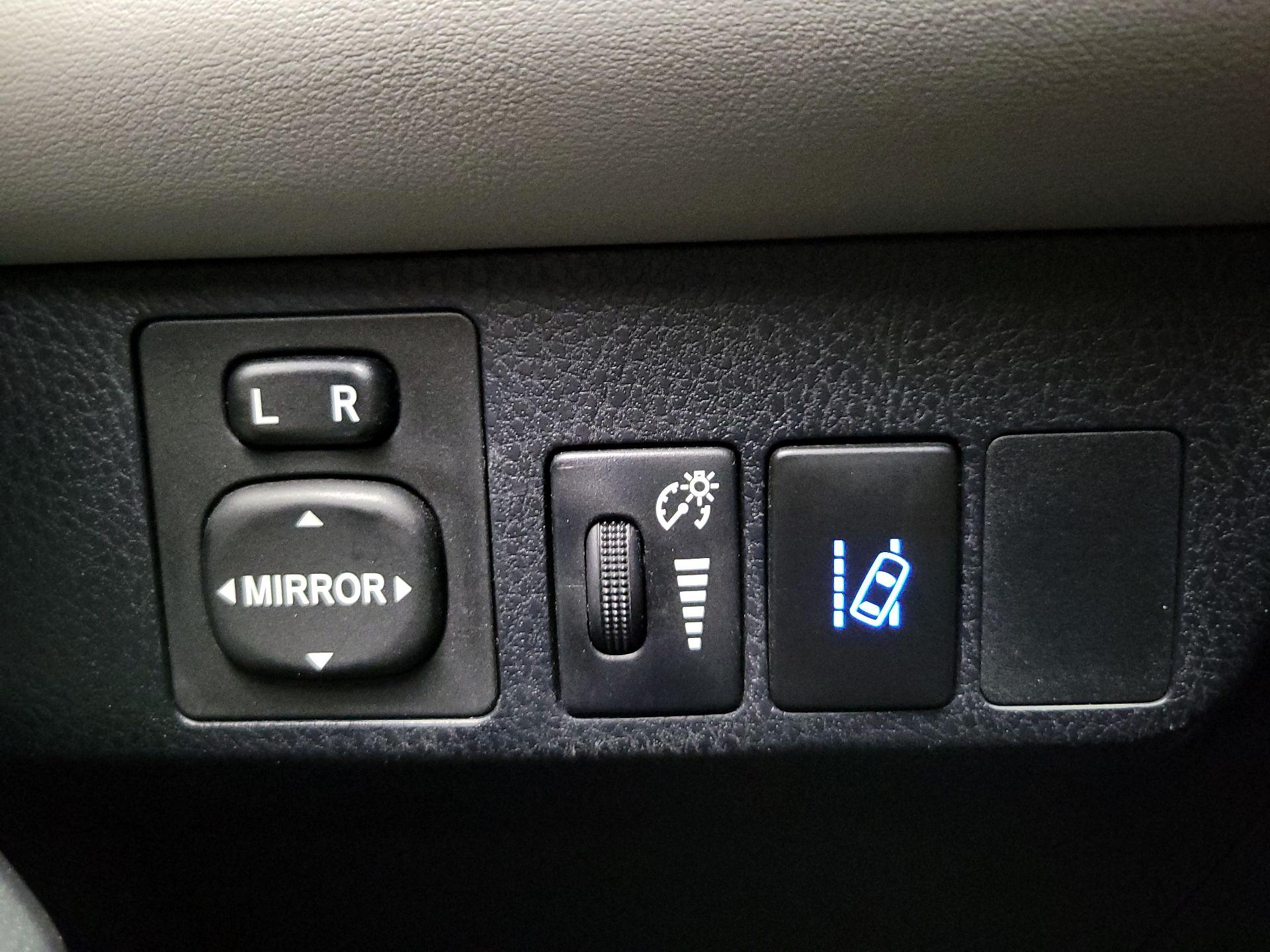 Thumbnail: 2018 Toyota RAV4 - 13