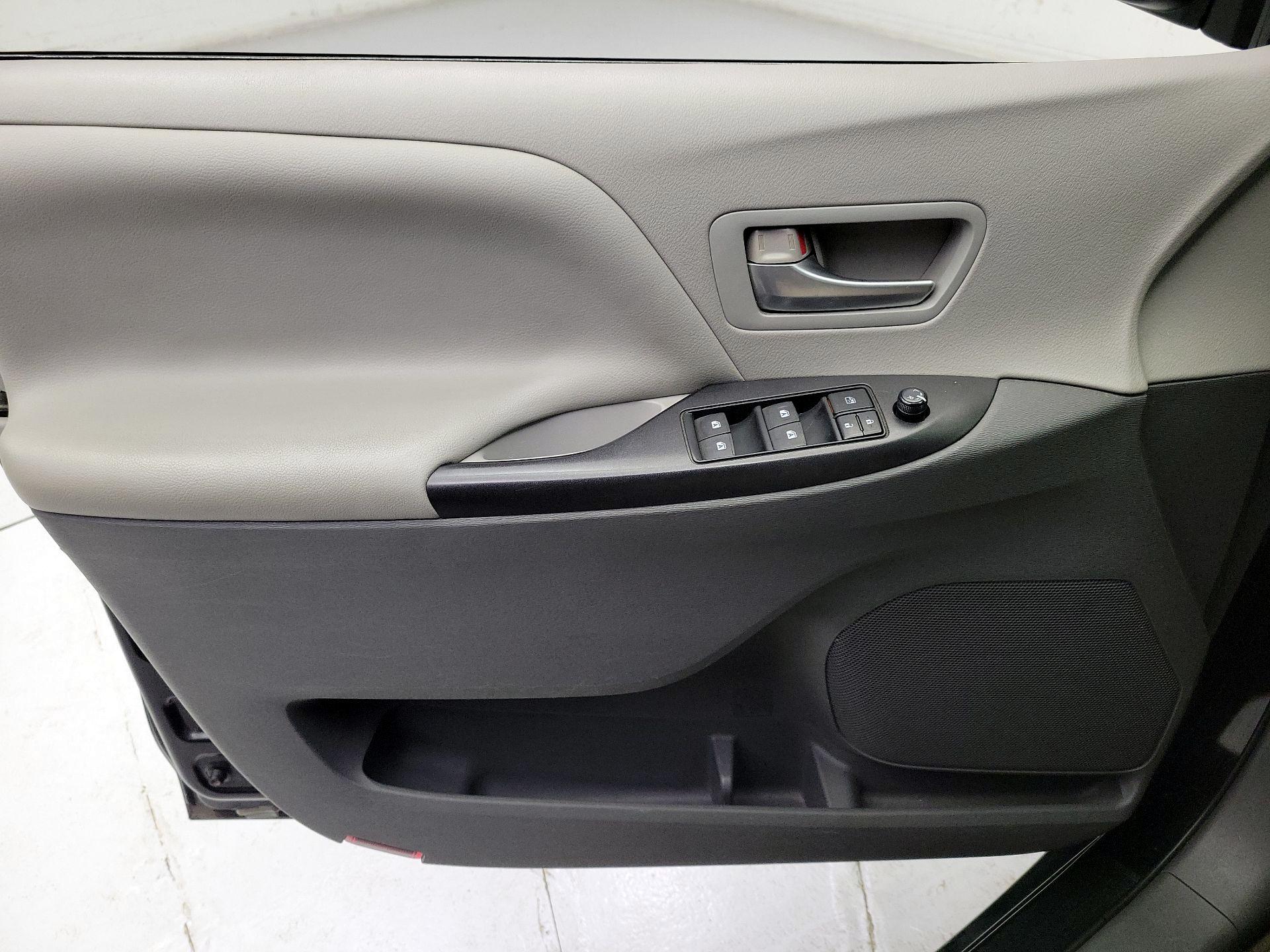 Thumbnail: 2015 Toyota Sienna - 12