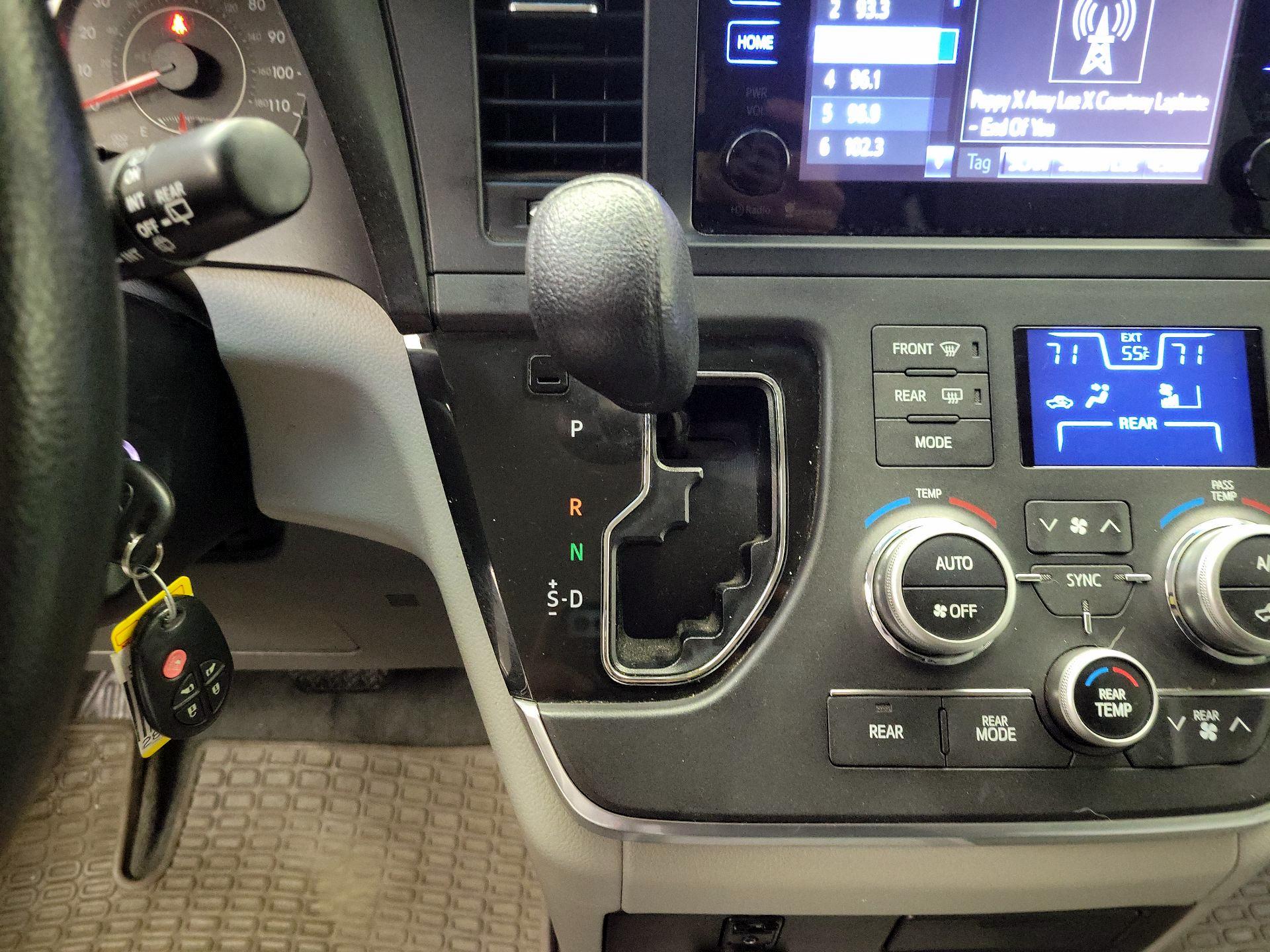 Thumbnail: 2015 Toyota Sienna - 16