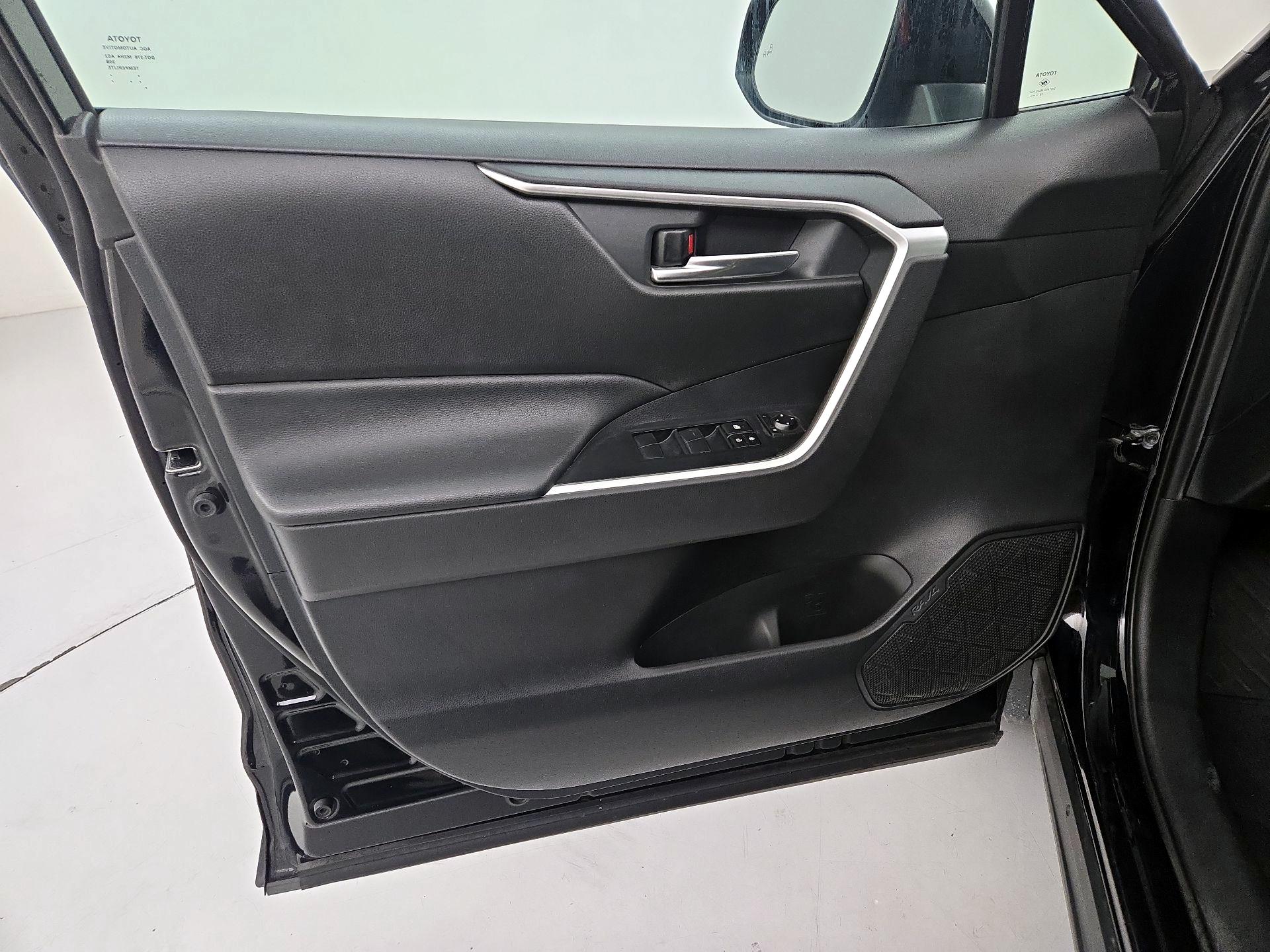 Thumbnail: 2020 Toyota RAV4 - 12