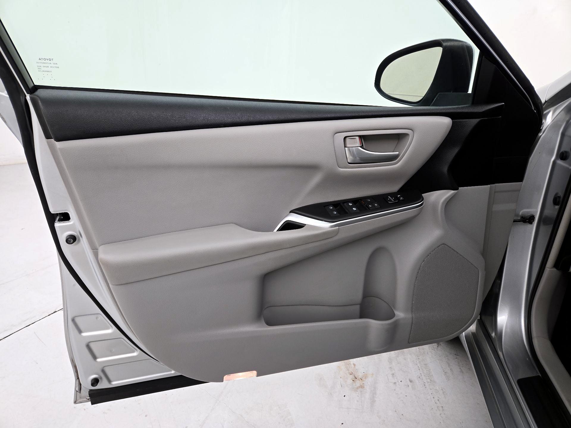 Thumbnail: 2017 Toyota Camry - 12