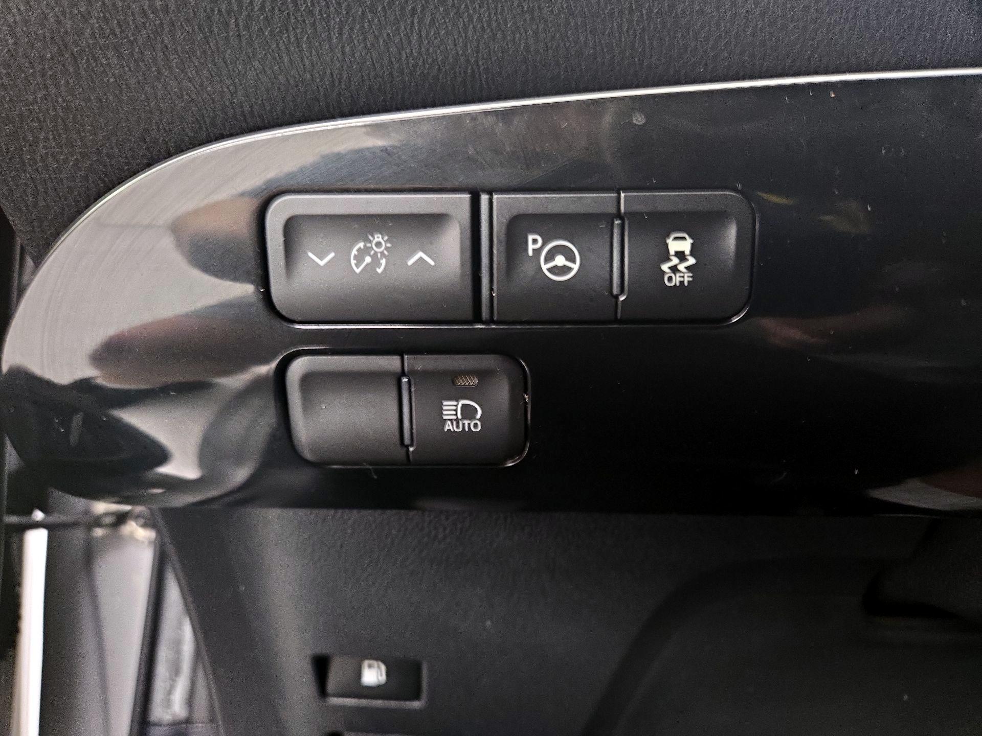 Thumbnail: 2018 Toyota Prius - 13