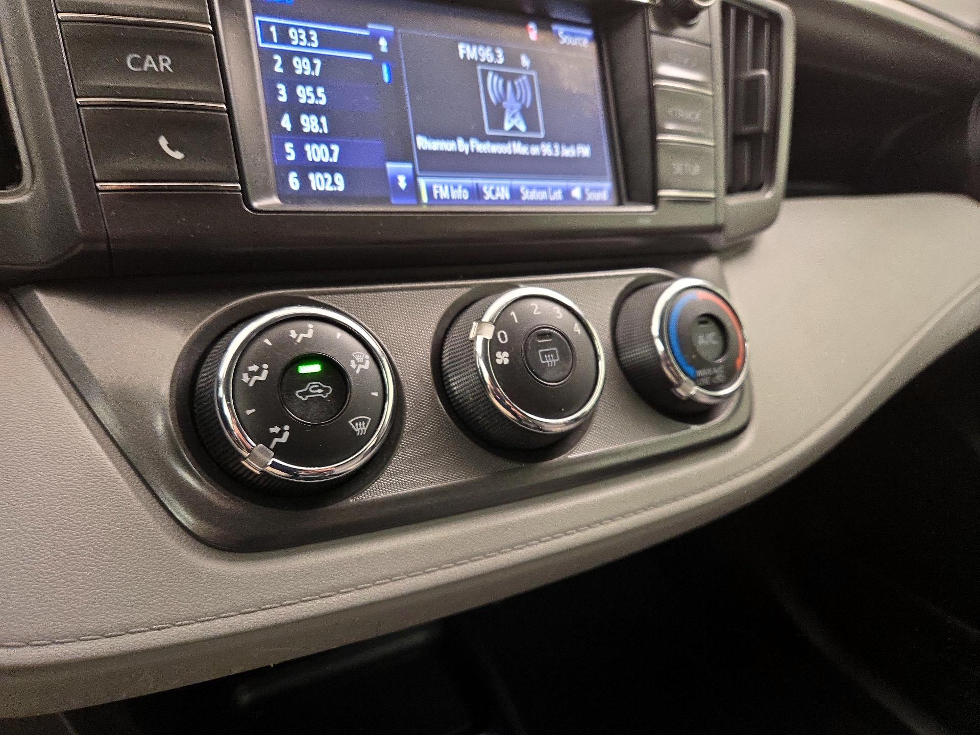 Thumbnail: 2015 Toyota RAV4 - 16