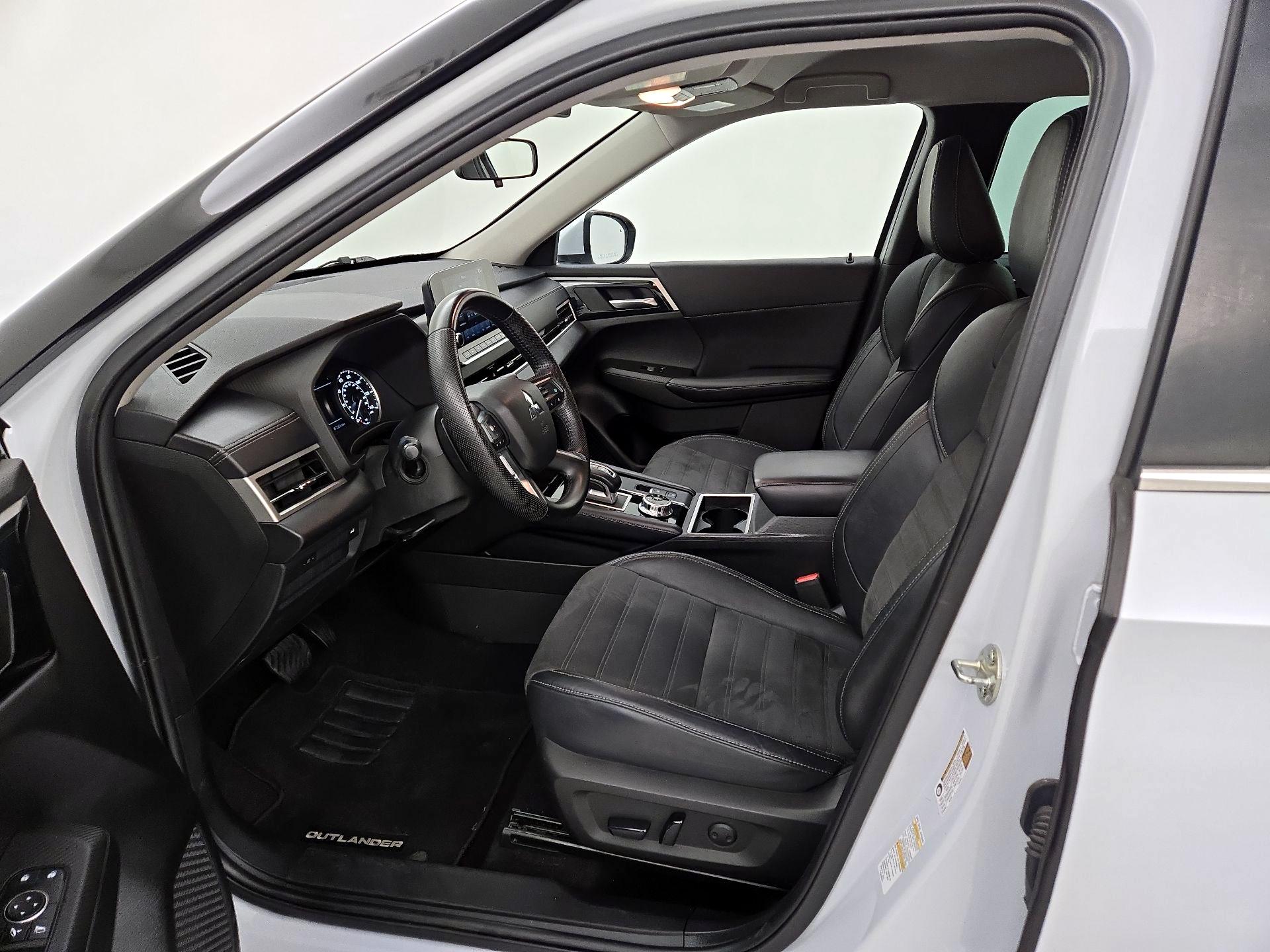 Thumbnail: 2023 Mitsubishi Outlander - 11