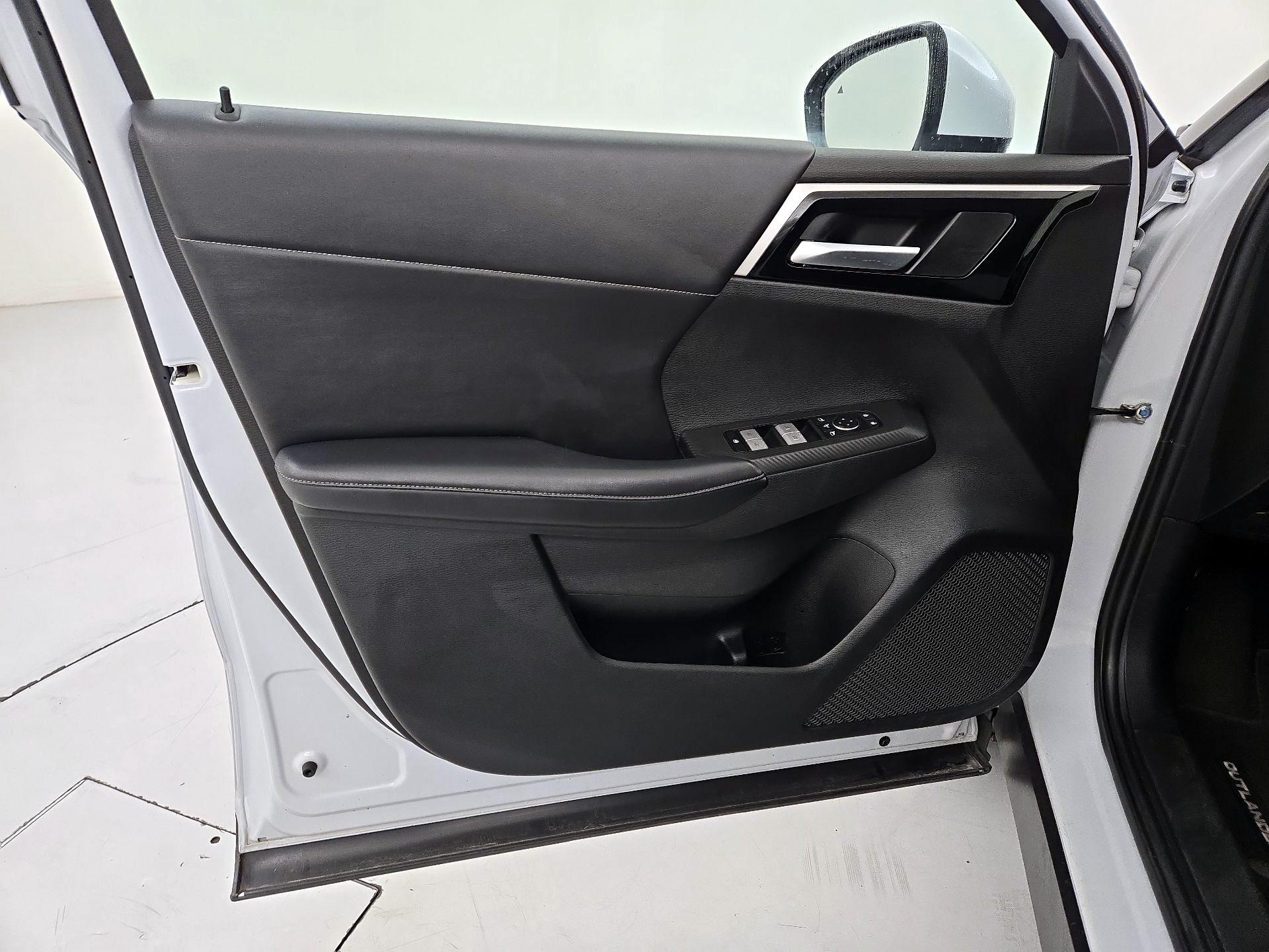 Thumbnail: 2023 Mitsubishi Outlander - 12