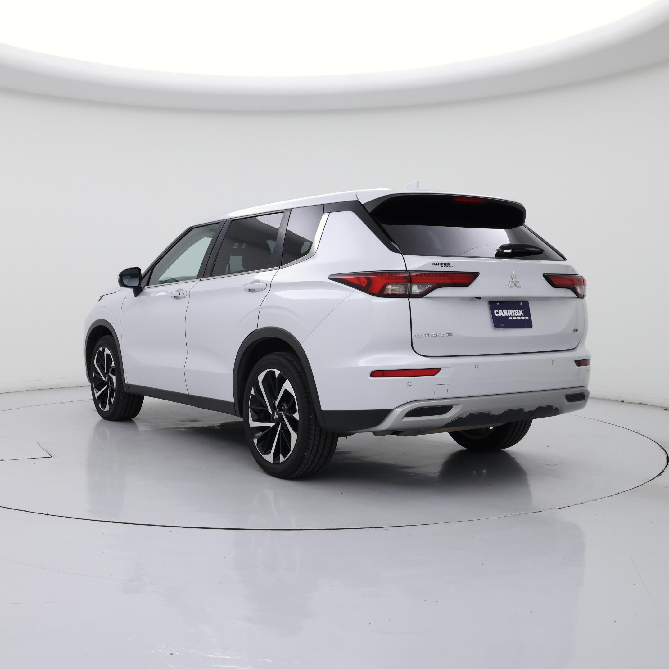 Thumbnail: 2023 Mitsubishi Outlander - 2