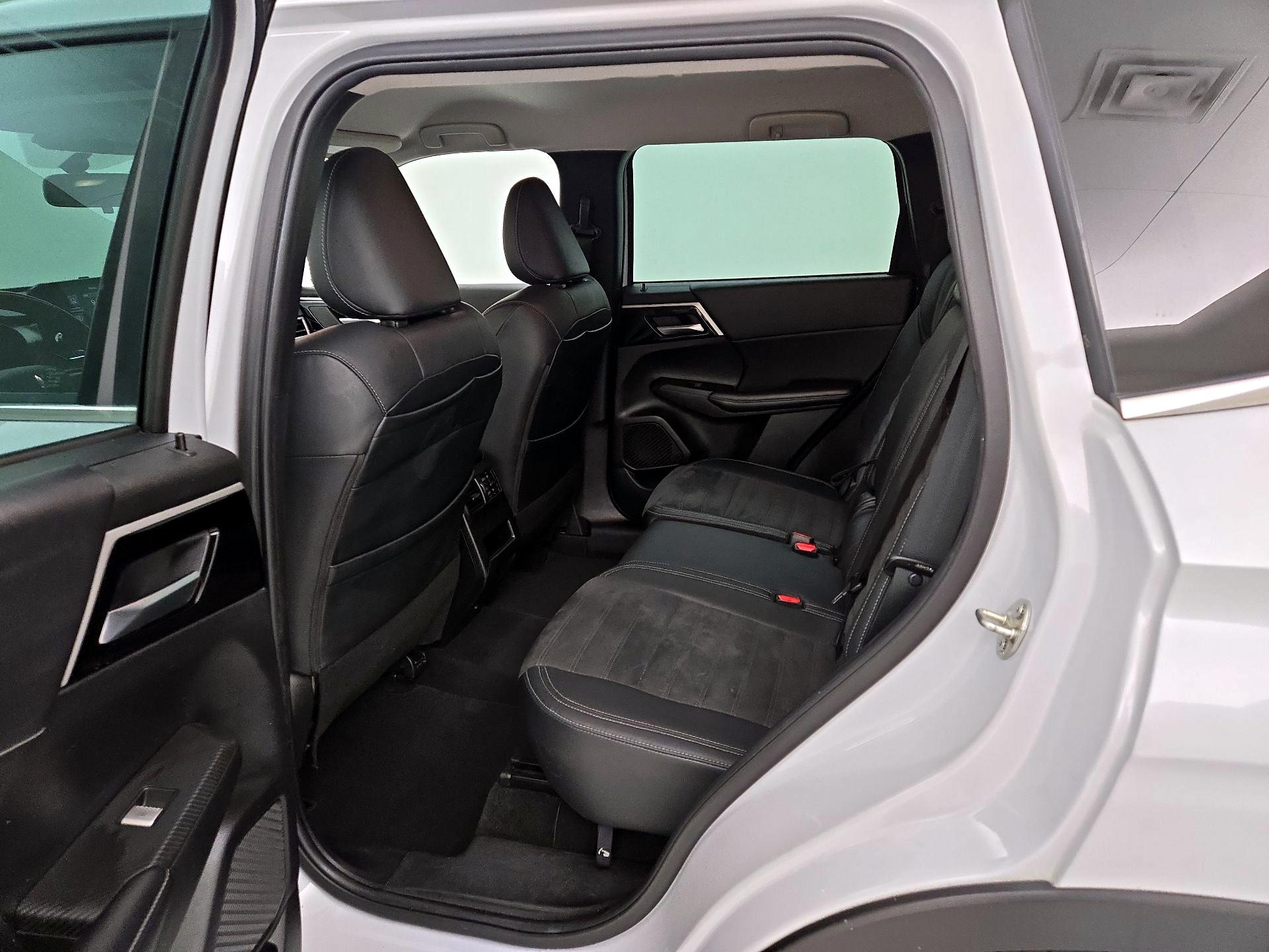 Thumbnail: 2023 Mitsubishi Outlander - 20