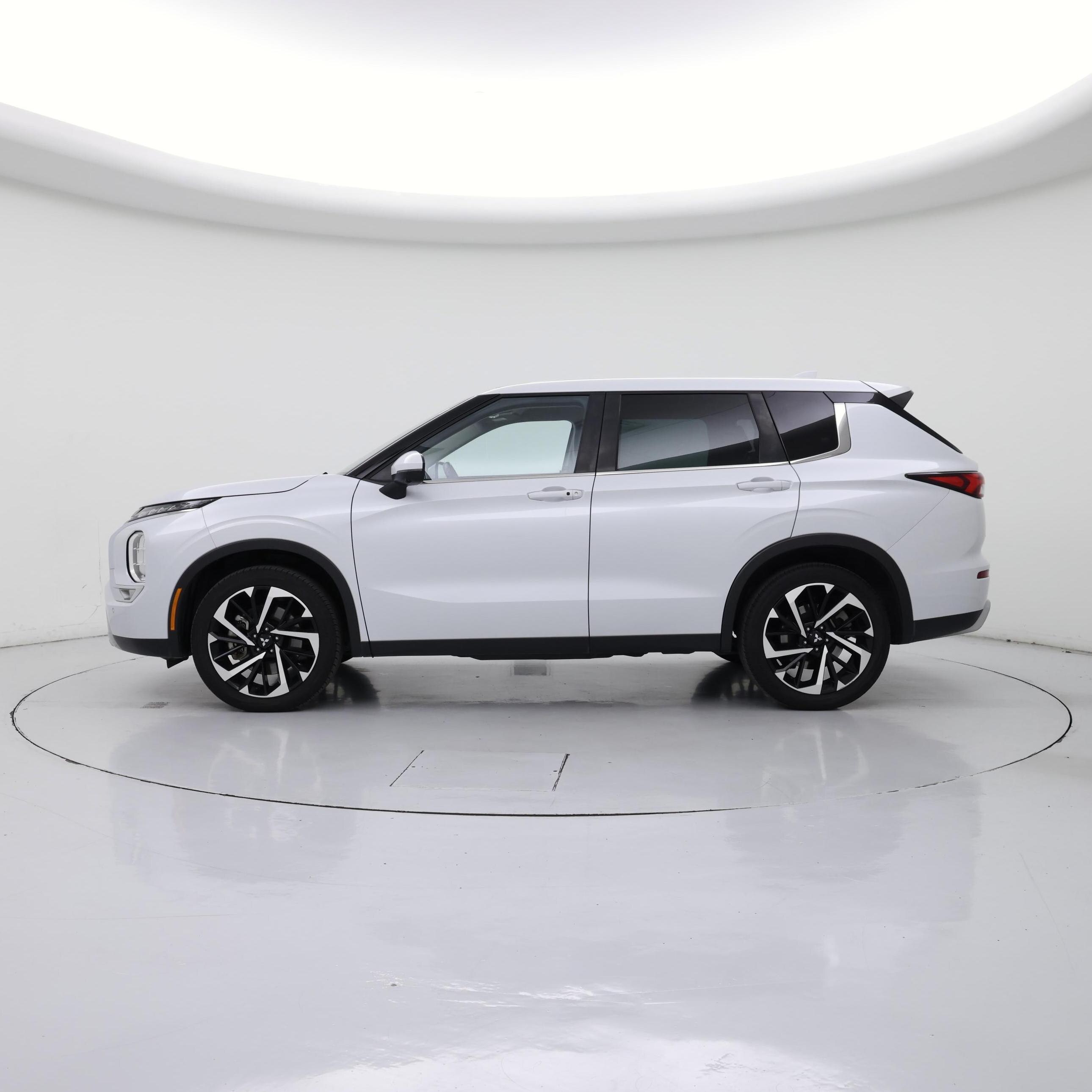 Thumbnail: 2023 Mitsubishi Outlander - 3