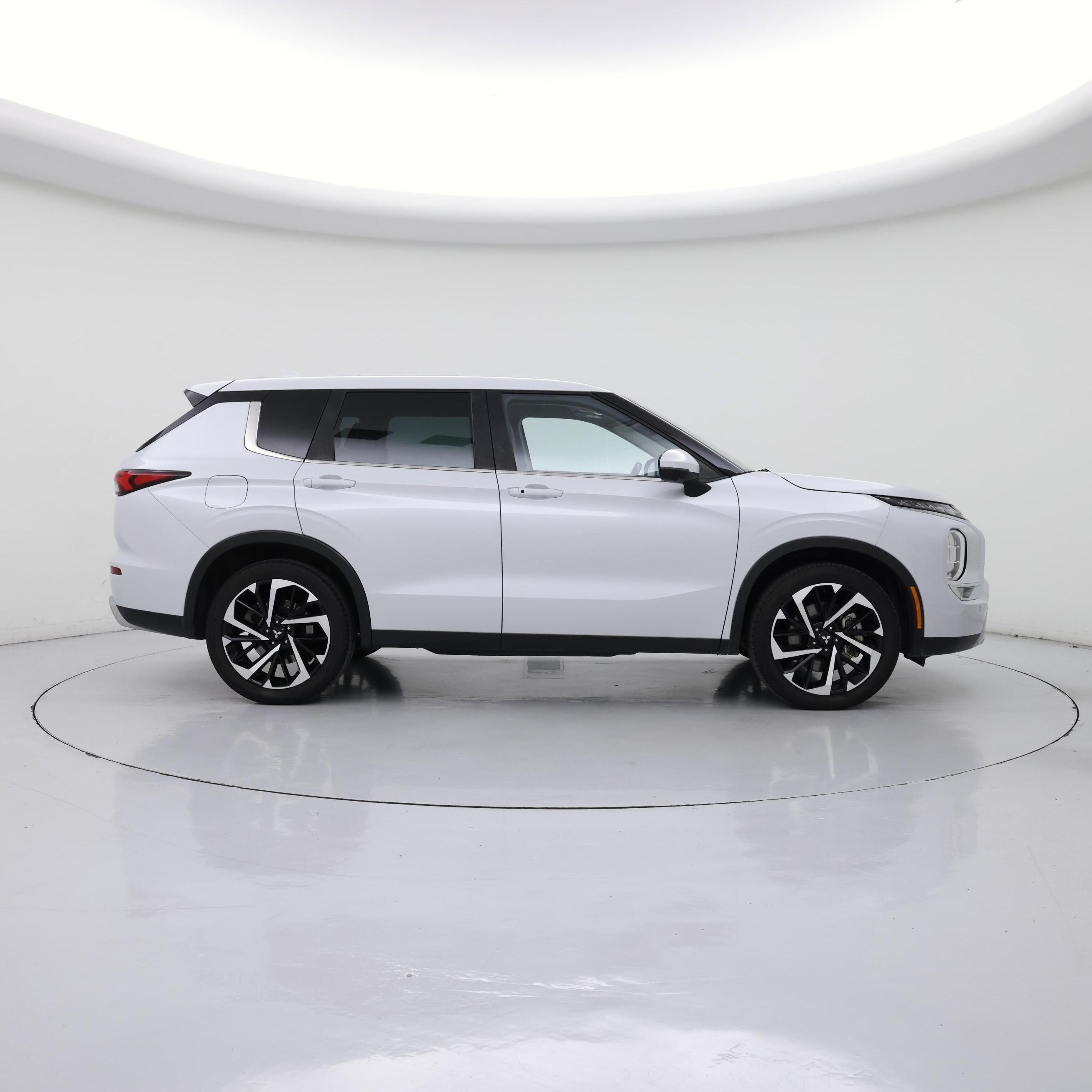 Thumbnail: 2023 Mitsubishi Outlander - 7