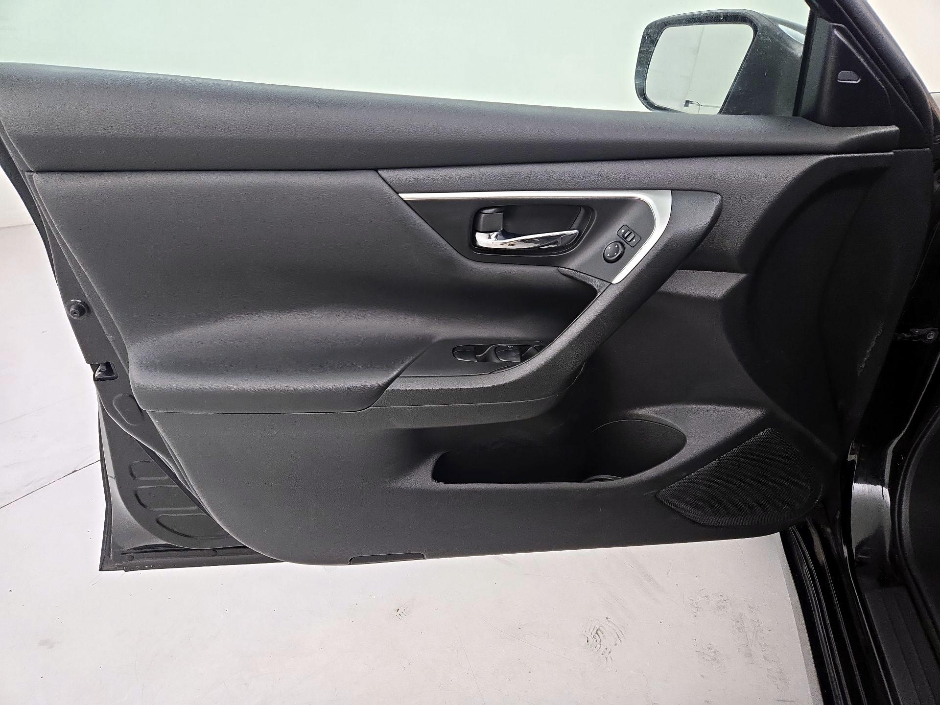 Thumbnail: 2017 Nissan Altima - 12