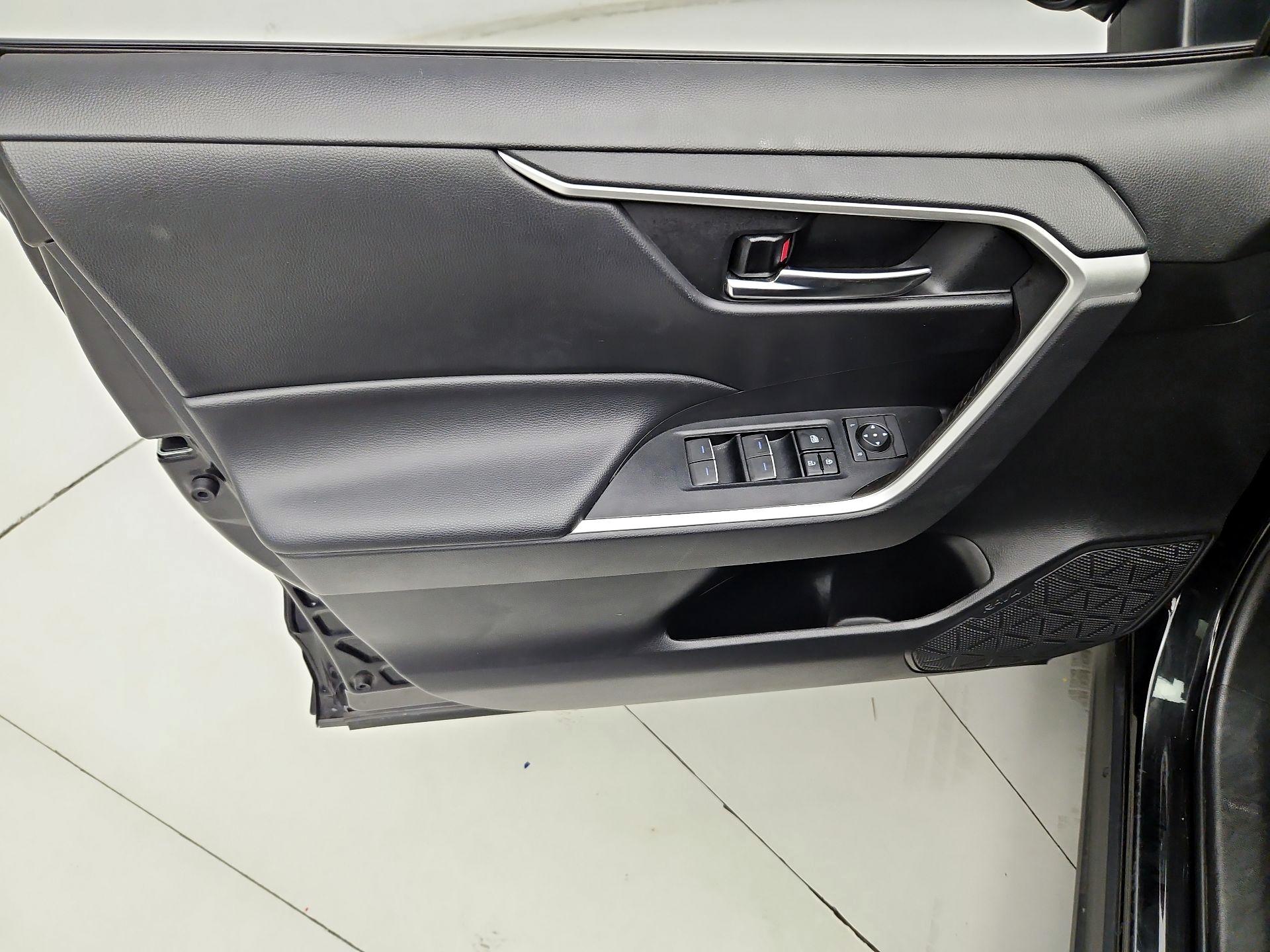 Thumbnail: 2022 Toyota RAV4 - 12