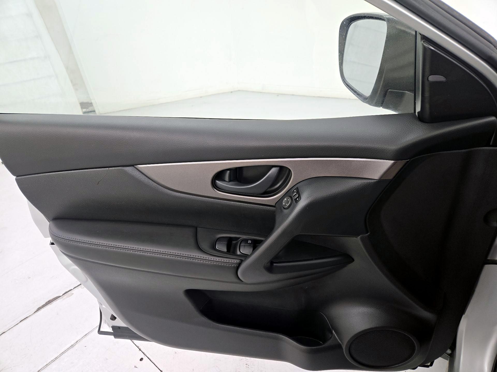 Thumbnail: 2020 Nissan Rogue Sport - 12