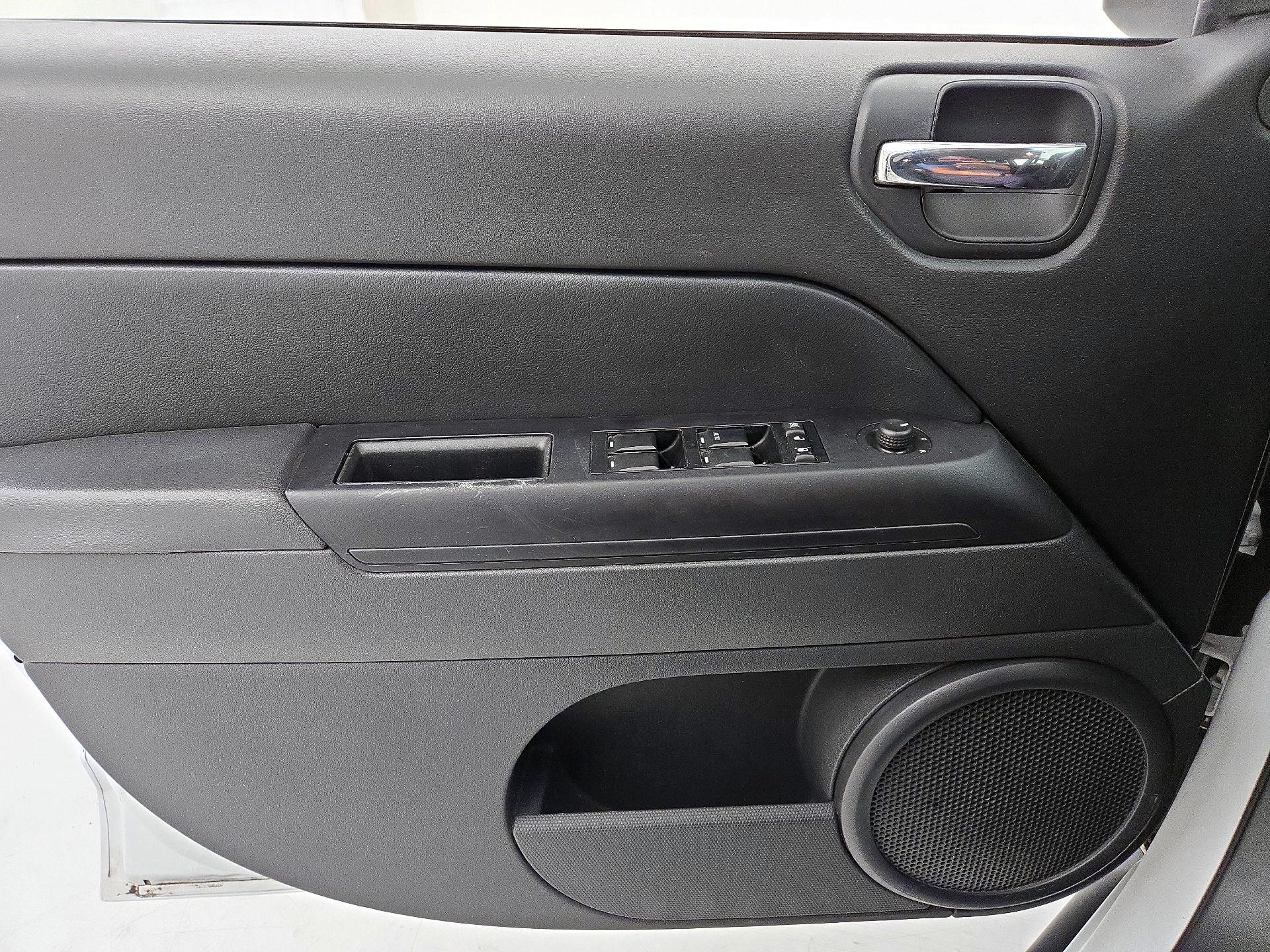 Thumbnail: 2015 Jeep Compass - 12