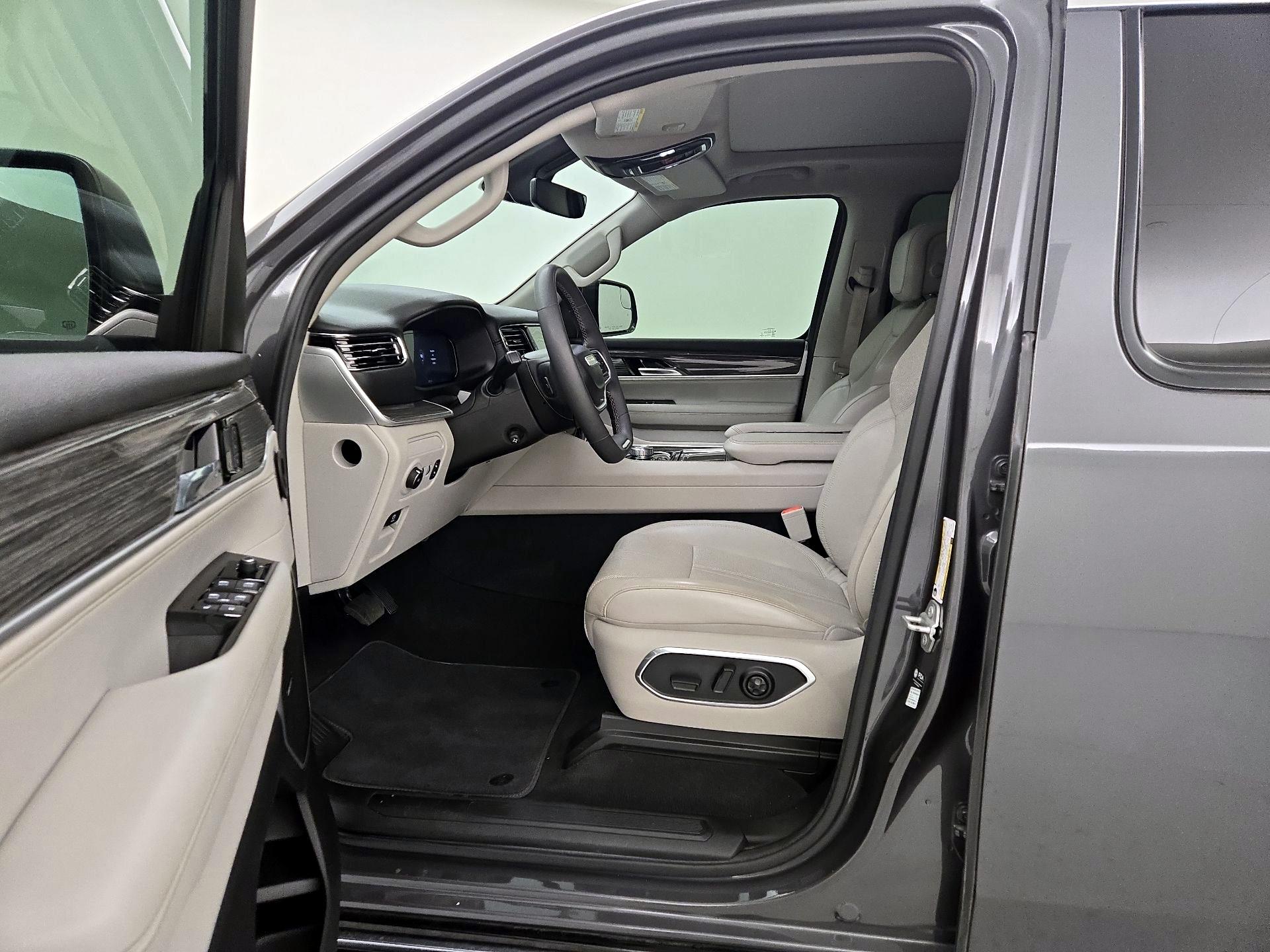 Thumbnail: 2022 Jeep Wagoneer - 11