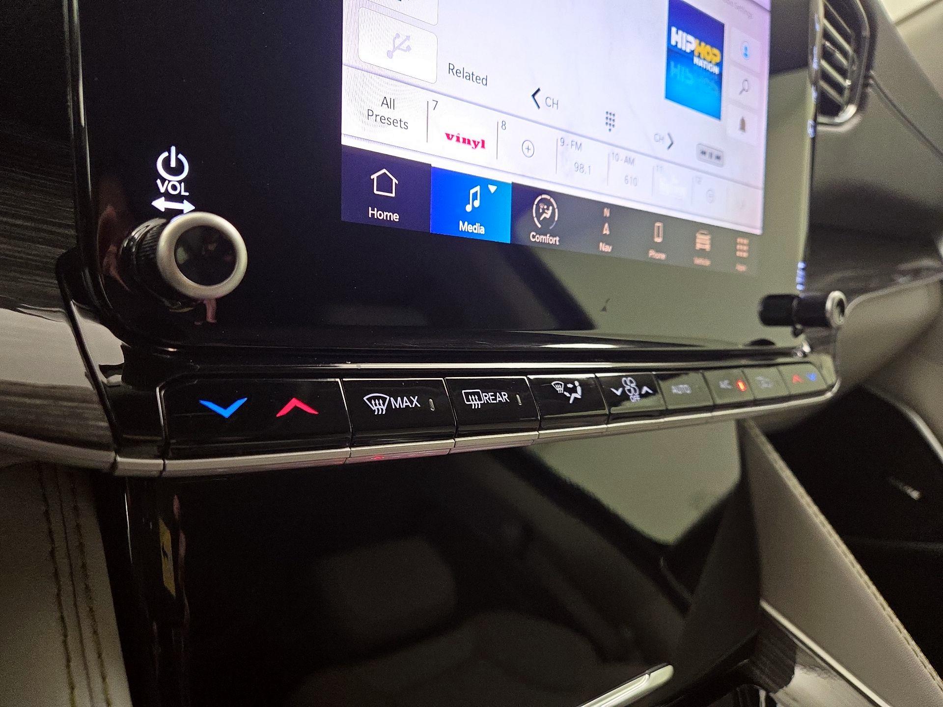 Thumbnail: 2022 Jeep Wagoneer - 17