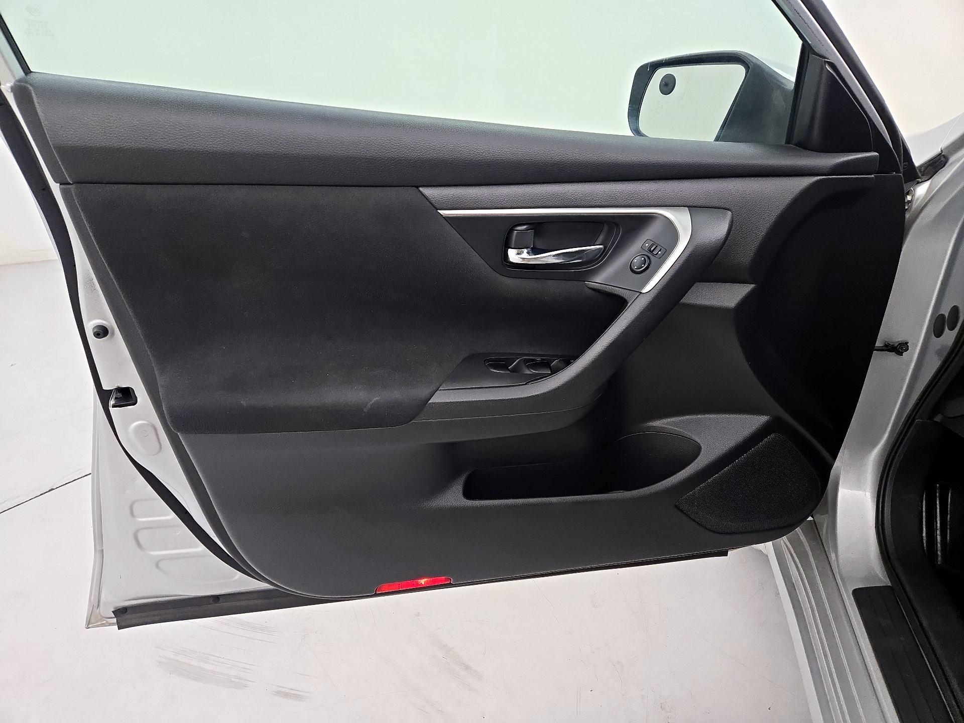 Thumbnail: 2015 Nissan Altima - 12