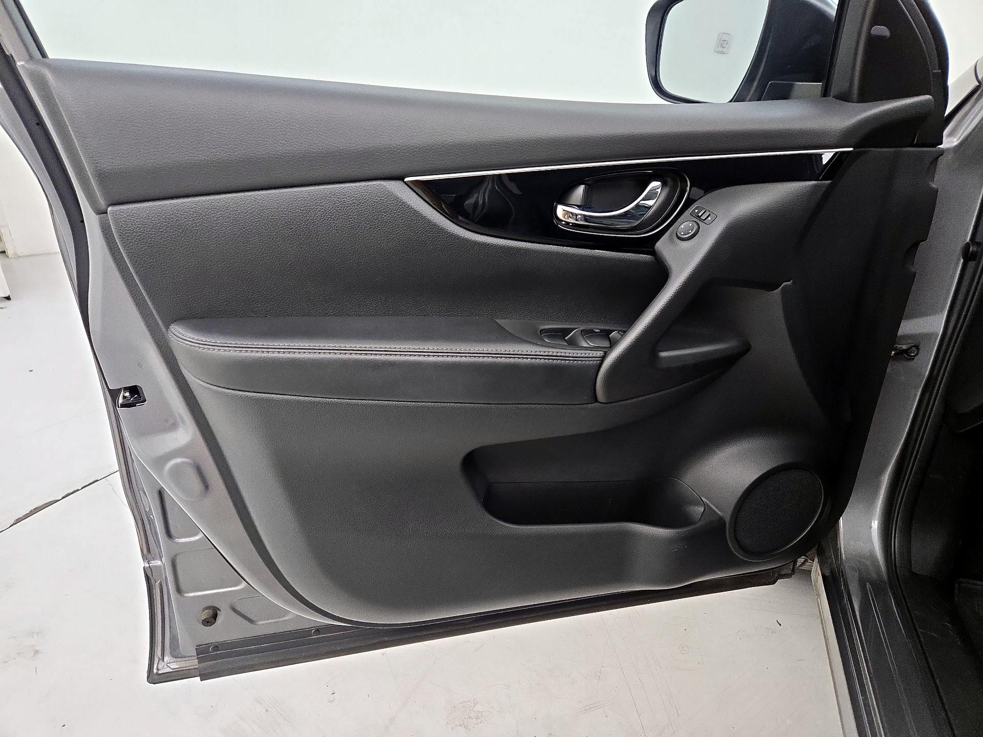 Thumbnail: 2018 Nissan Rogue Sport - 12