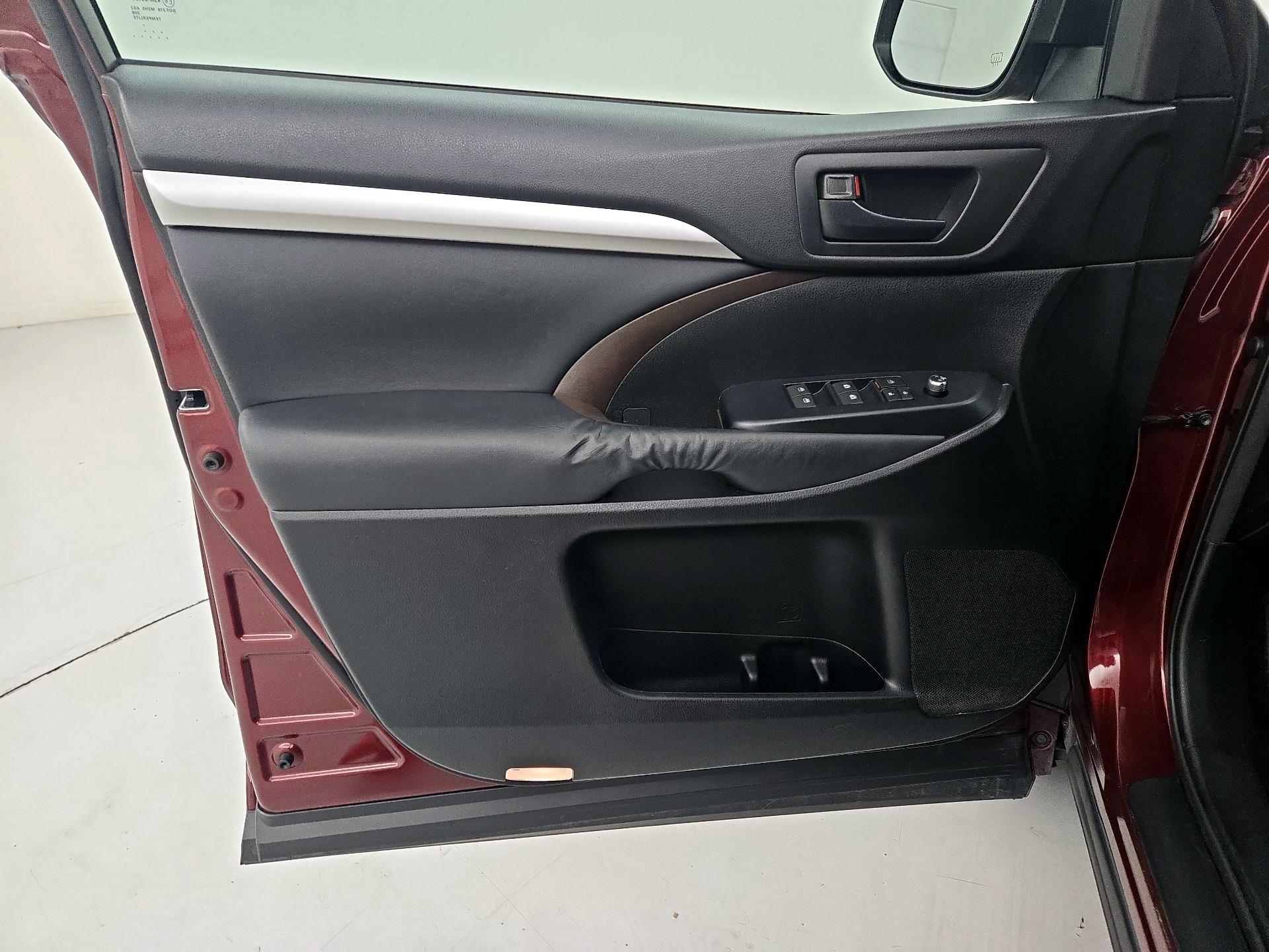 Thumbnail: 2015 Toyota Highlander - 12