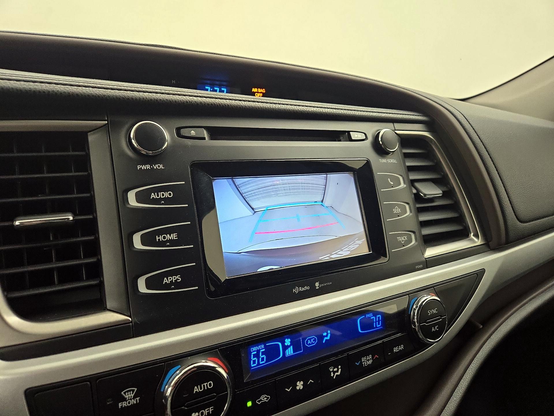 Thumbnail: 2015 Toyota Highlander - 14