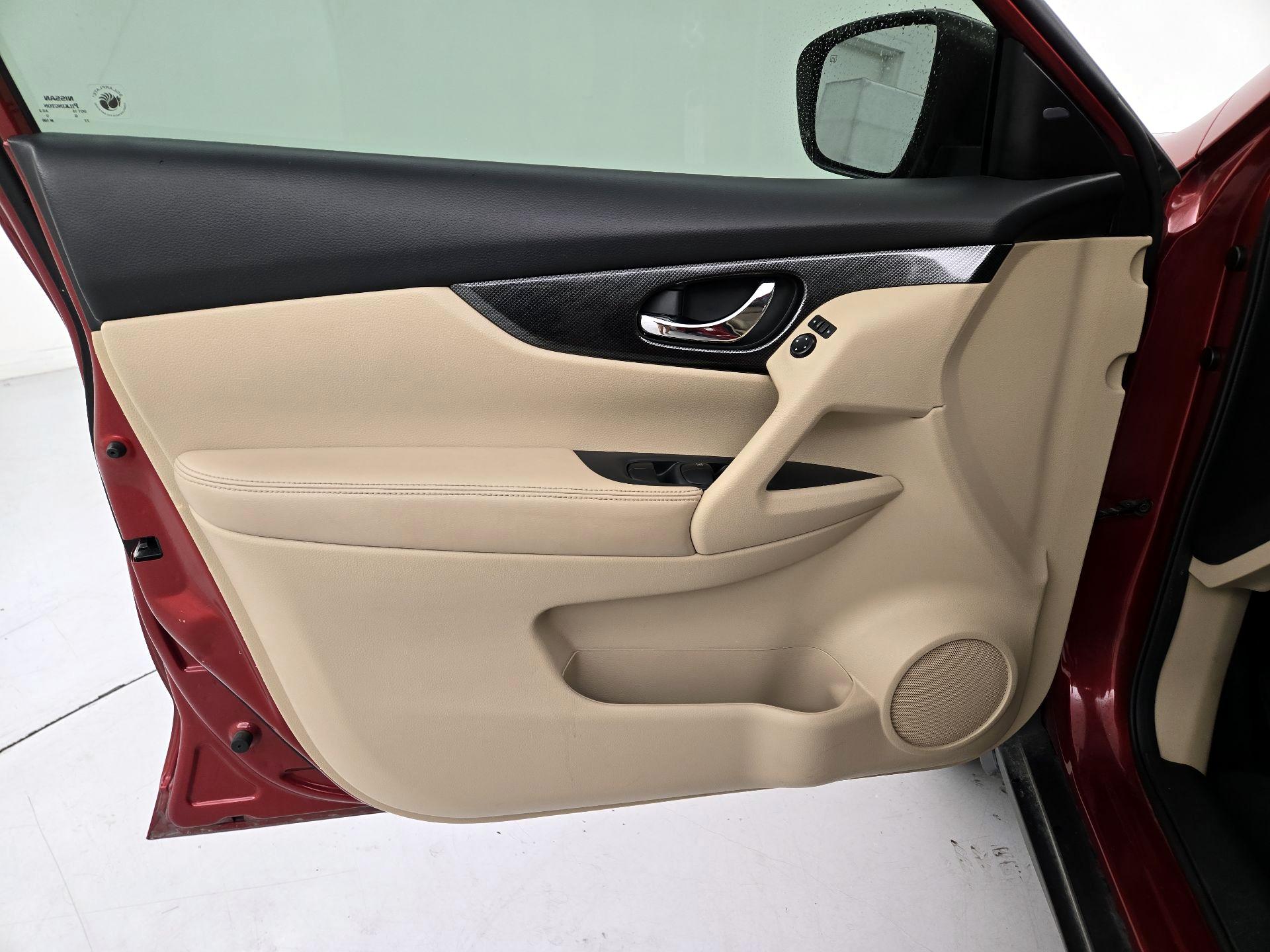 Thumbnail: 2016 Nissan Rogue - 12