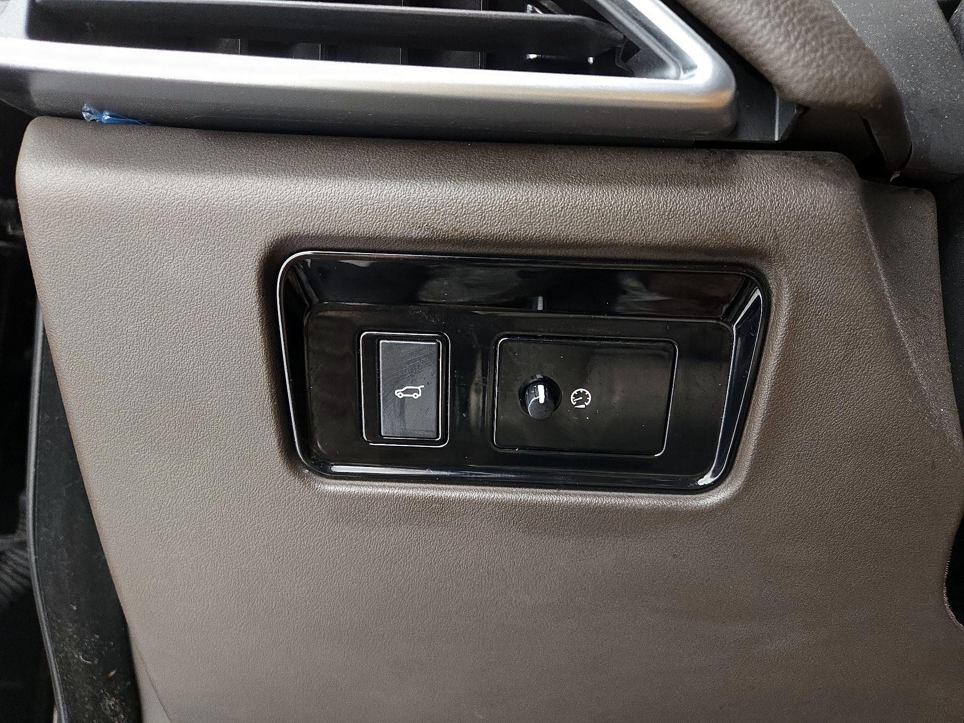 Thumbnail: 2017 Jaguar F-Pace - 13