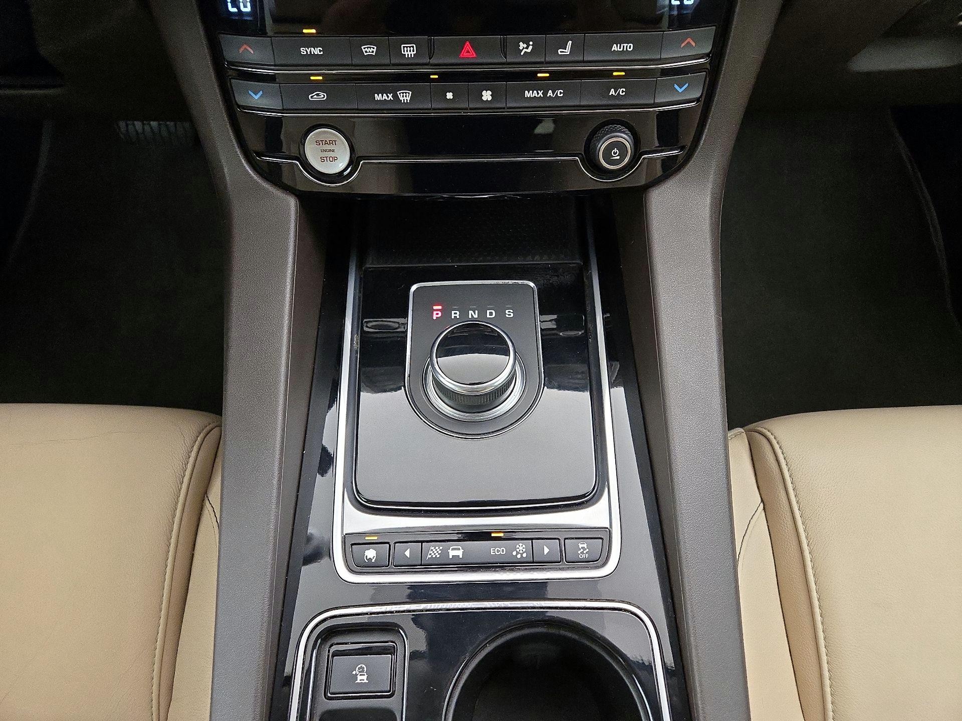 Thumbnail: 2017 Jaguar F-Pace - 18