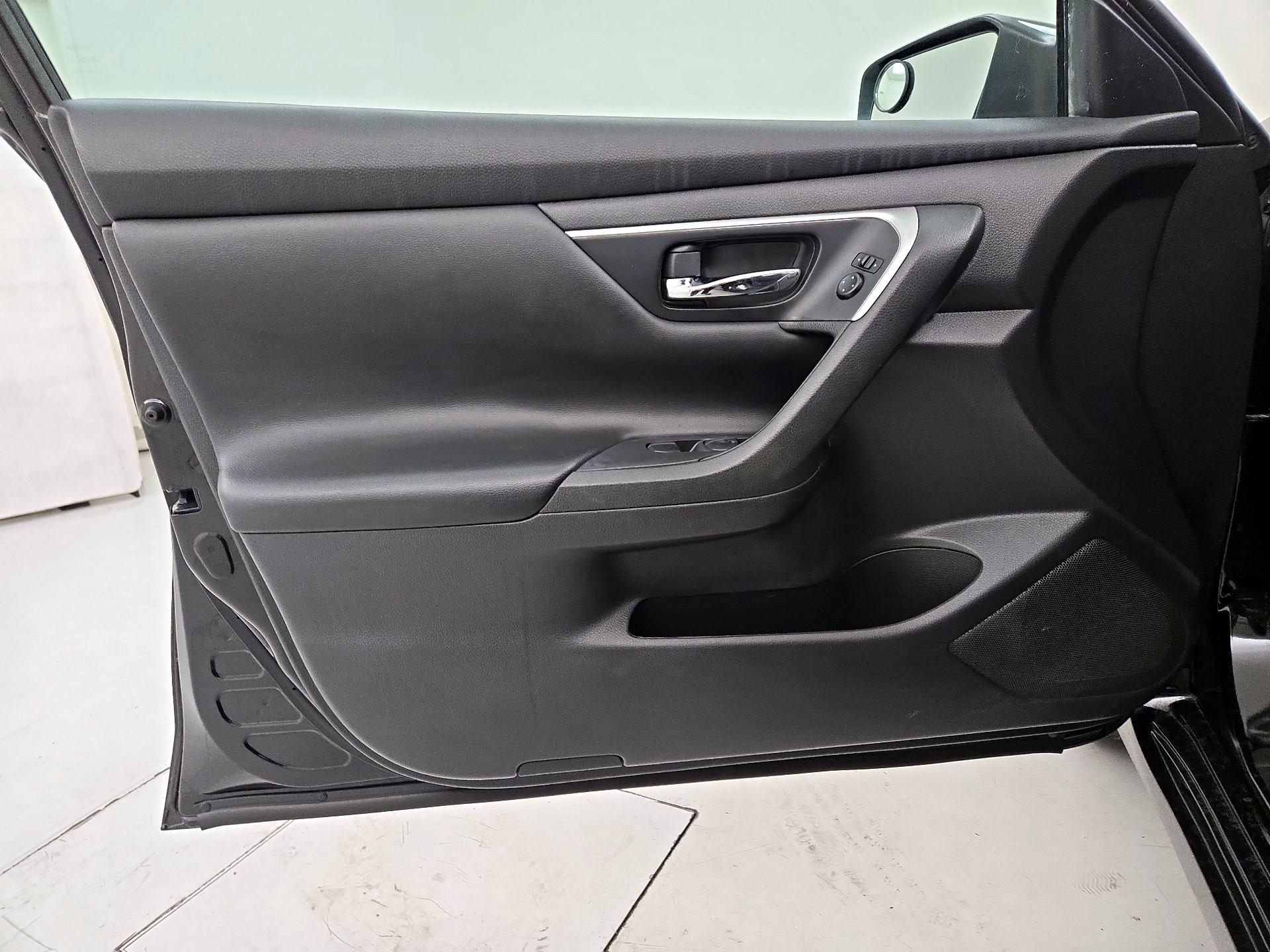 Thumbnail: 2017 Nissan Altima - 12