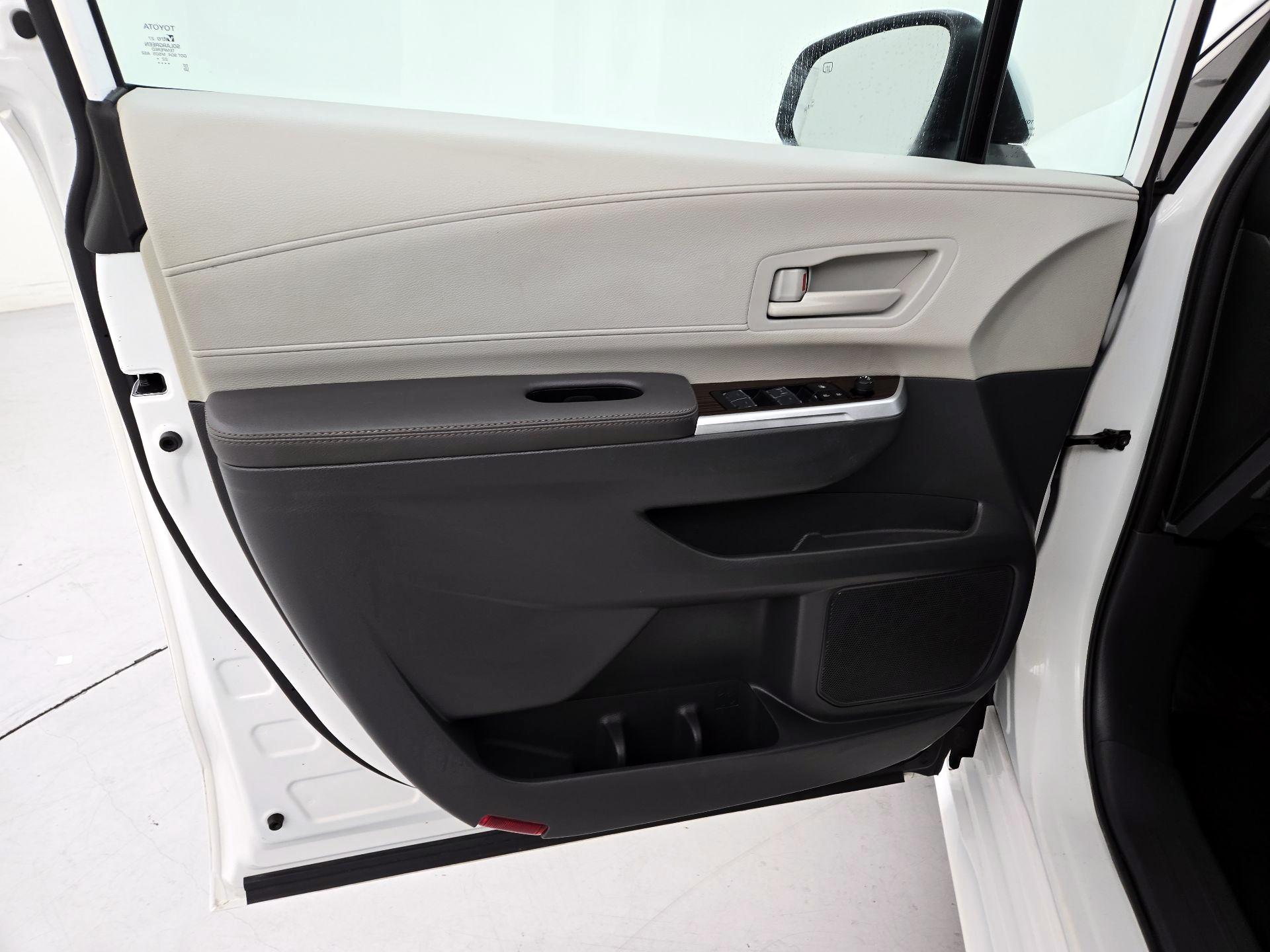 Thumbnail: 2023 Toyota Sienna - 12