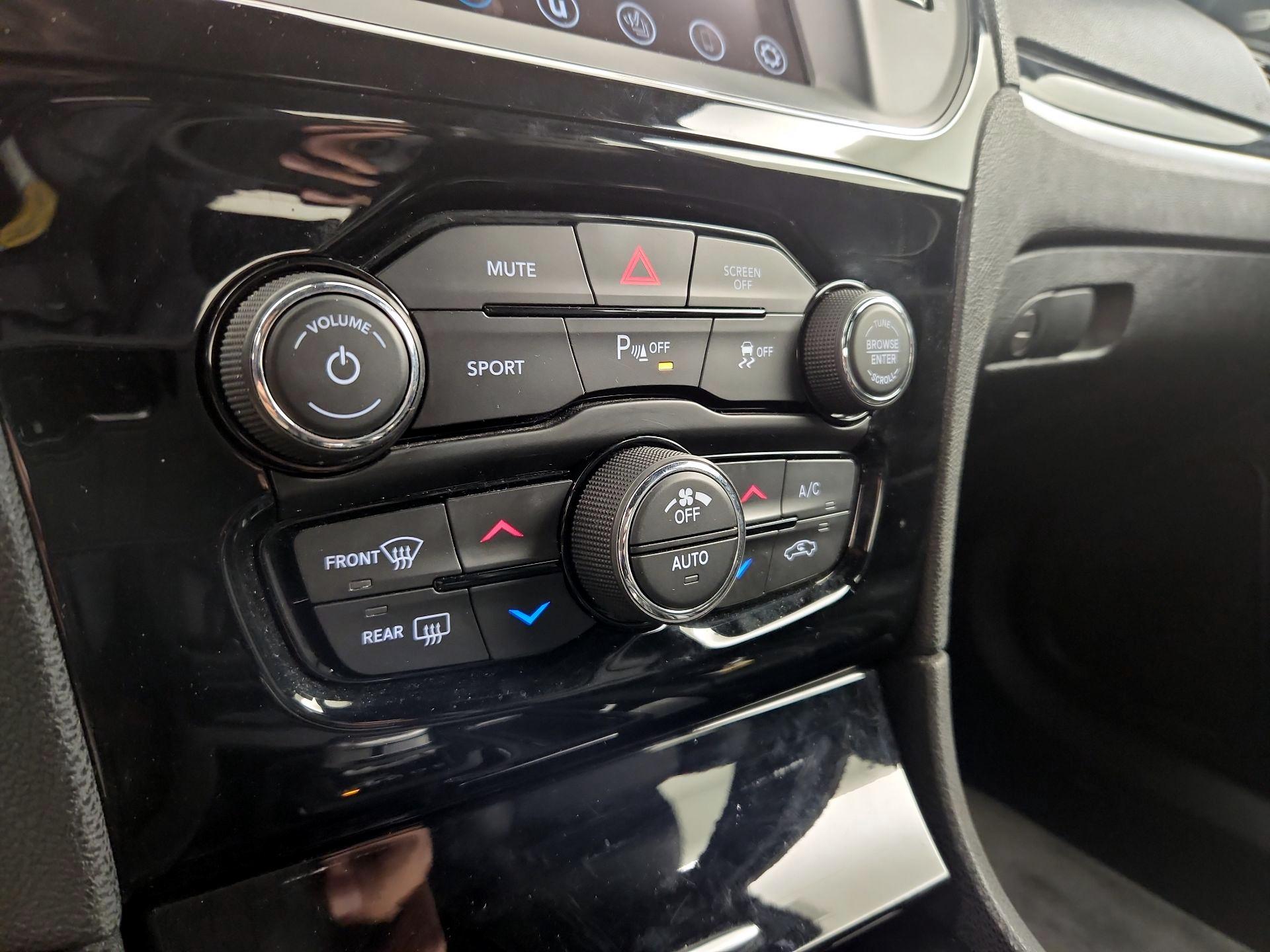 Thumbnail: 2023 Chrysler 300 - 17