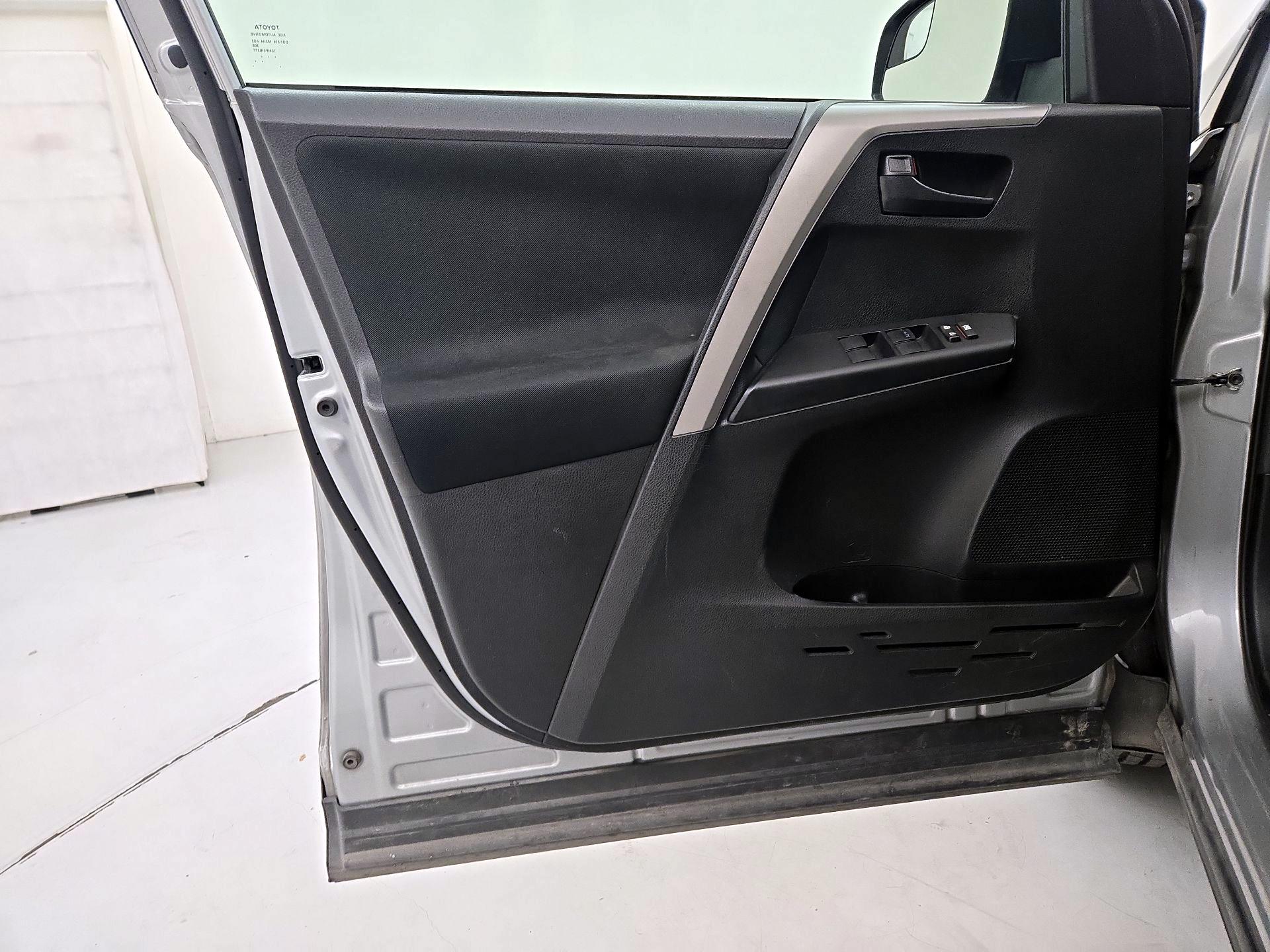 Thumbnail: 2018 Toyota RAV4 - 12