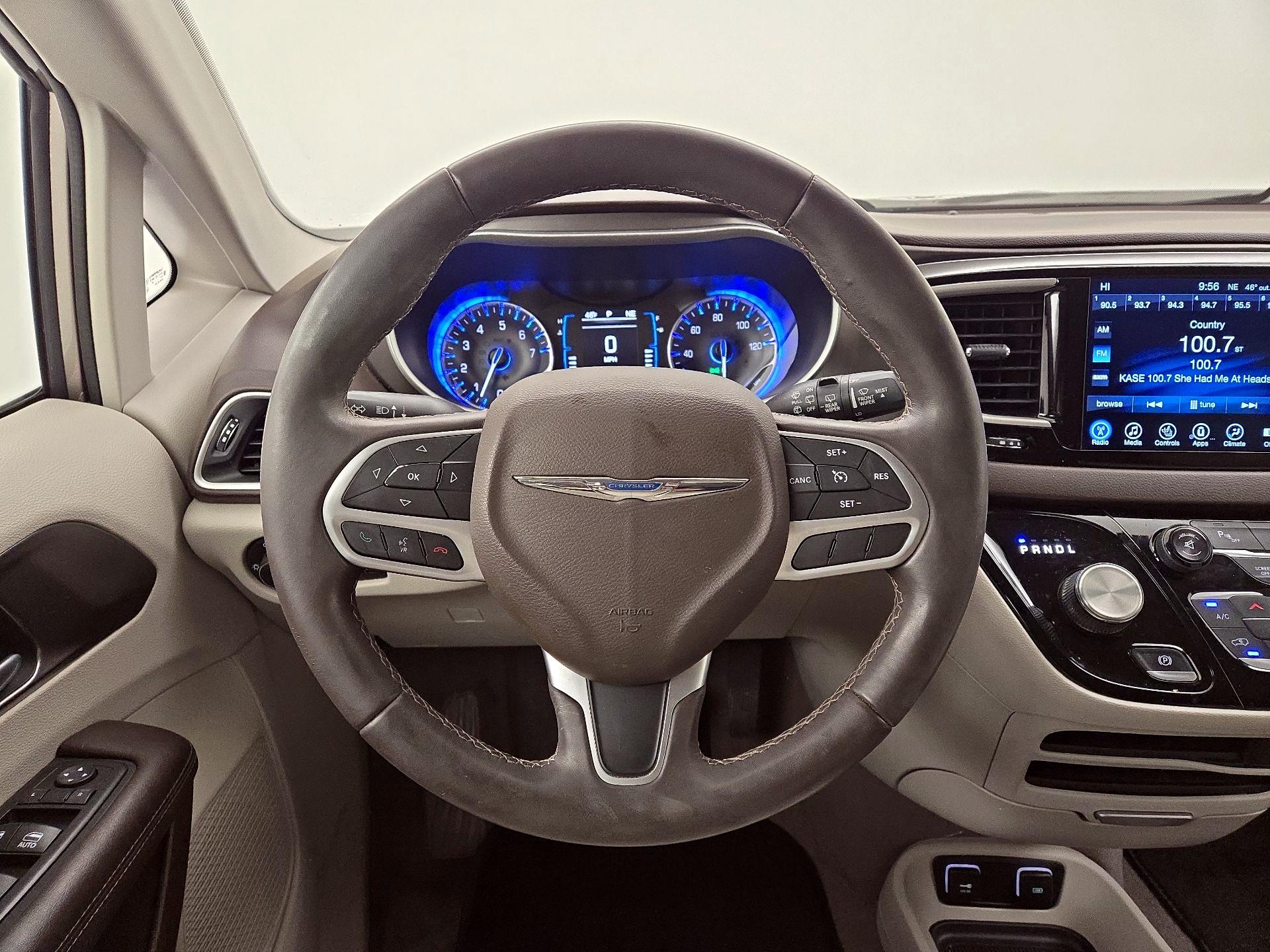 Thumbnail: 2017 Chrysler Pacifica - 10