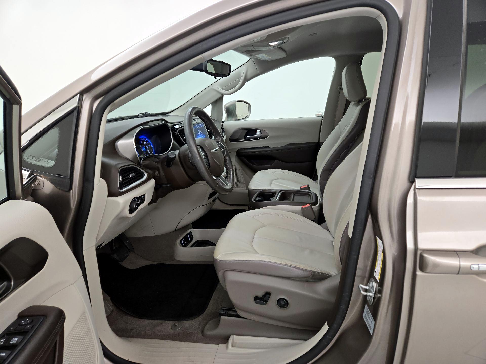 Thumbnail: 2017 Chrysler Pacifica - 11