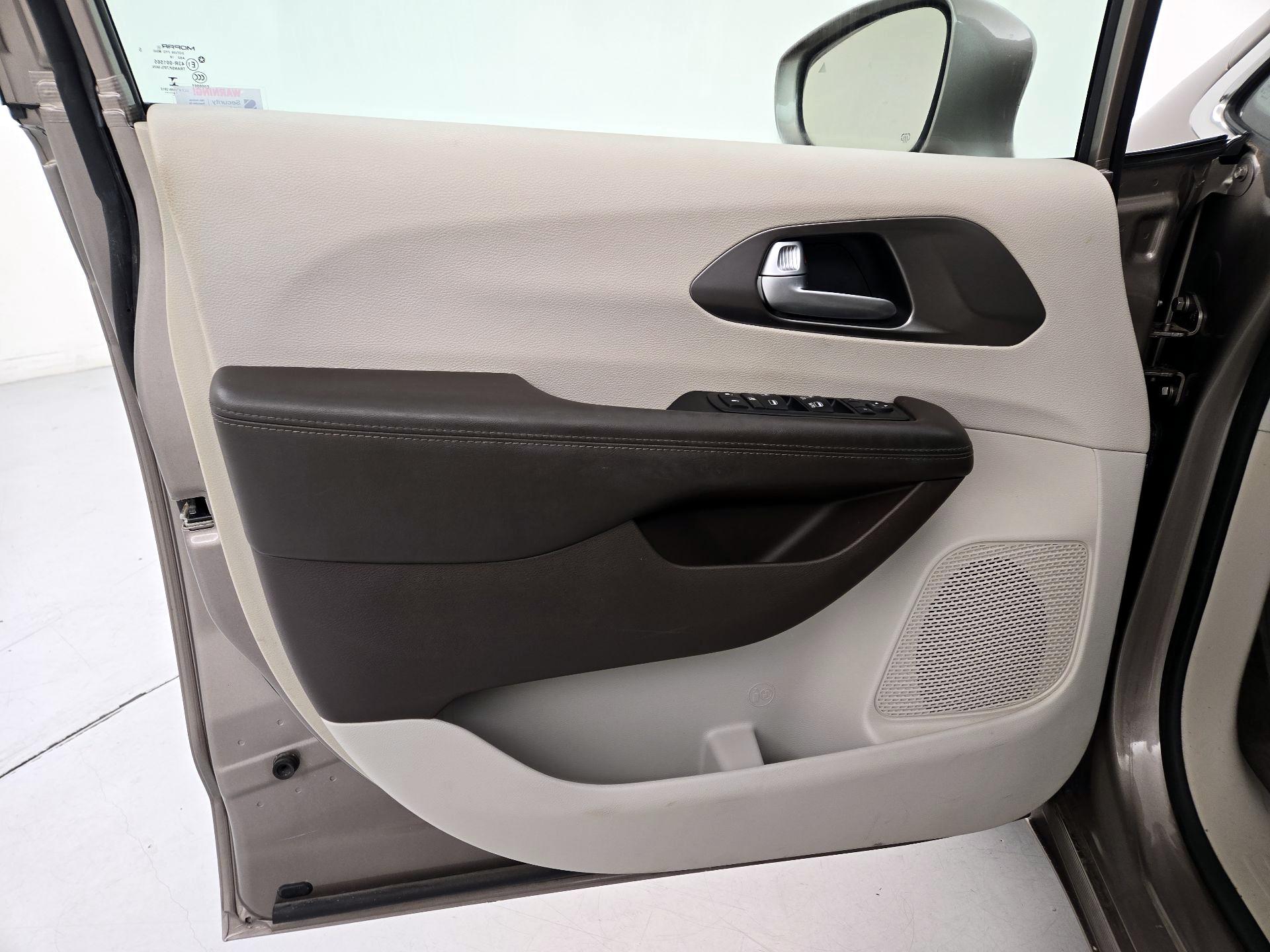 Thumbnail: 2017 Chrysler Pacifica - 12