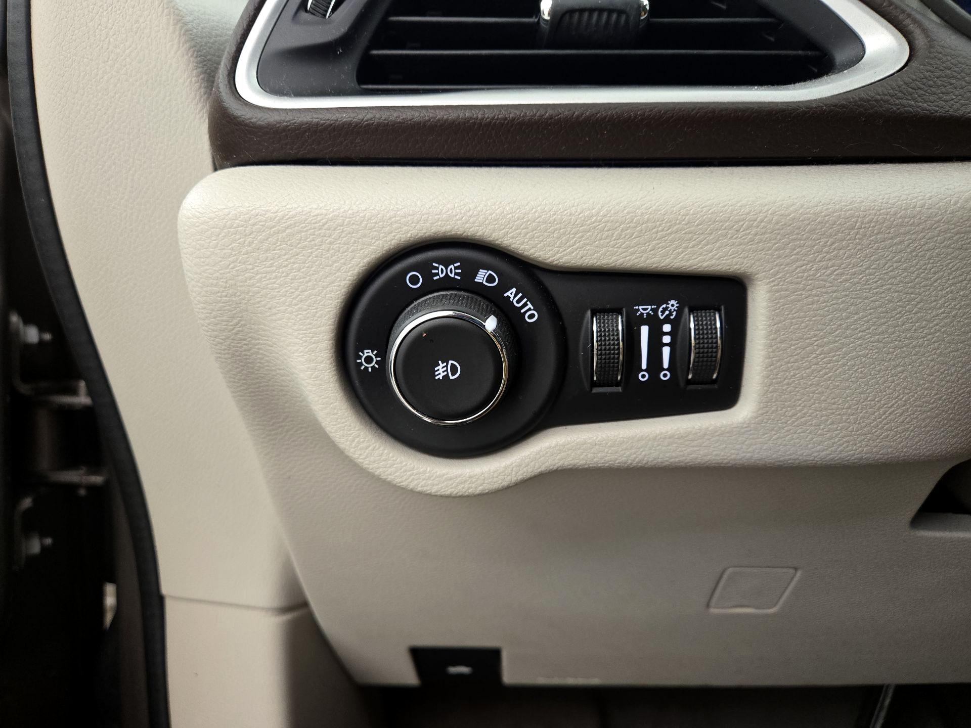 Thumbnail: 2017 Chrysler Pacifica - 13