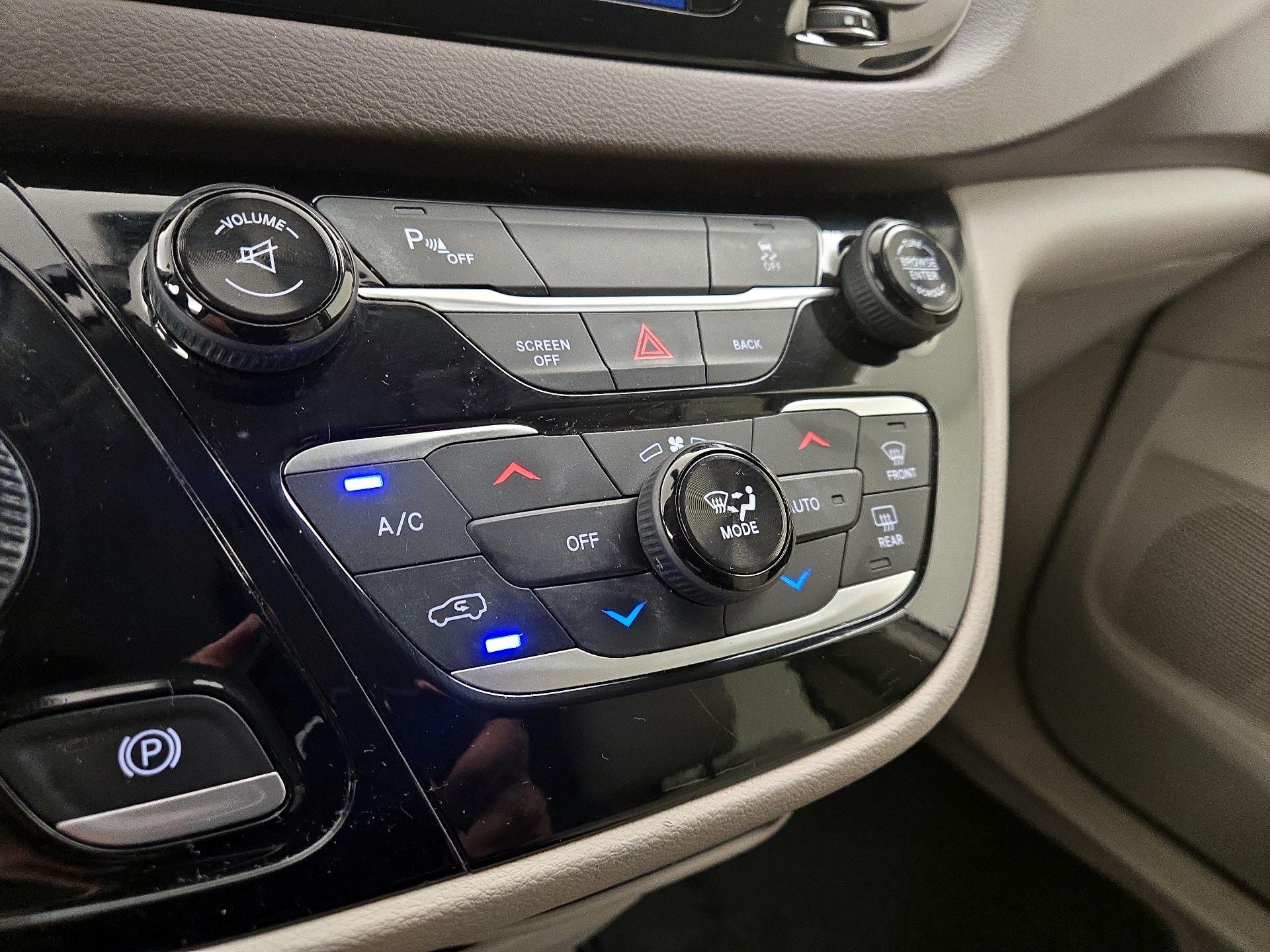 Thumbnail: 2017 Chrysler Pacifica - 15