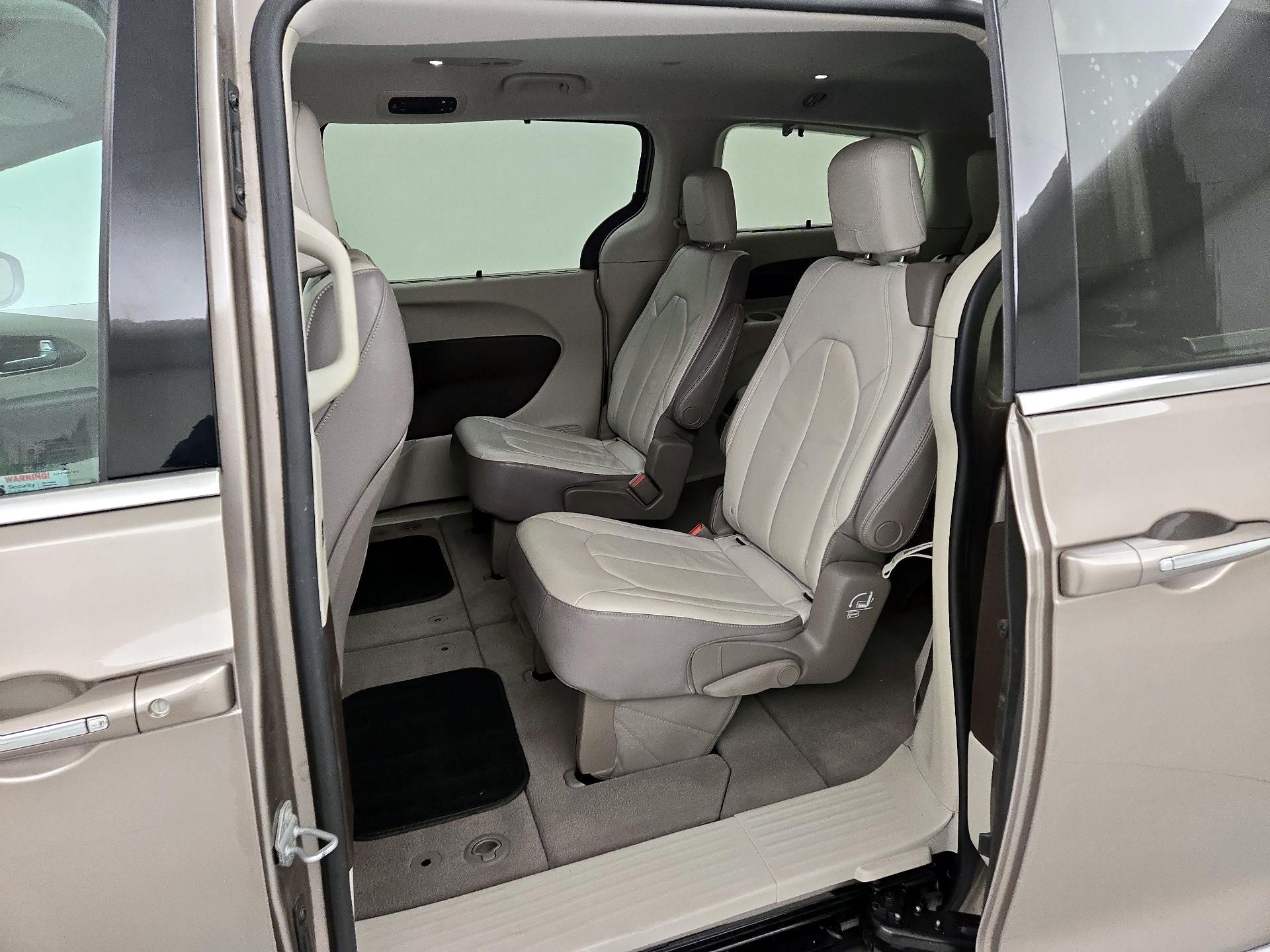 Thumbnail: 2017 Chrysler Pacifica - 18