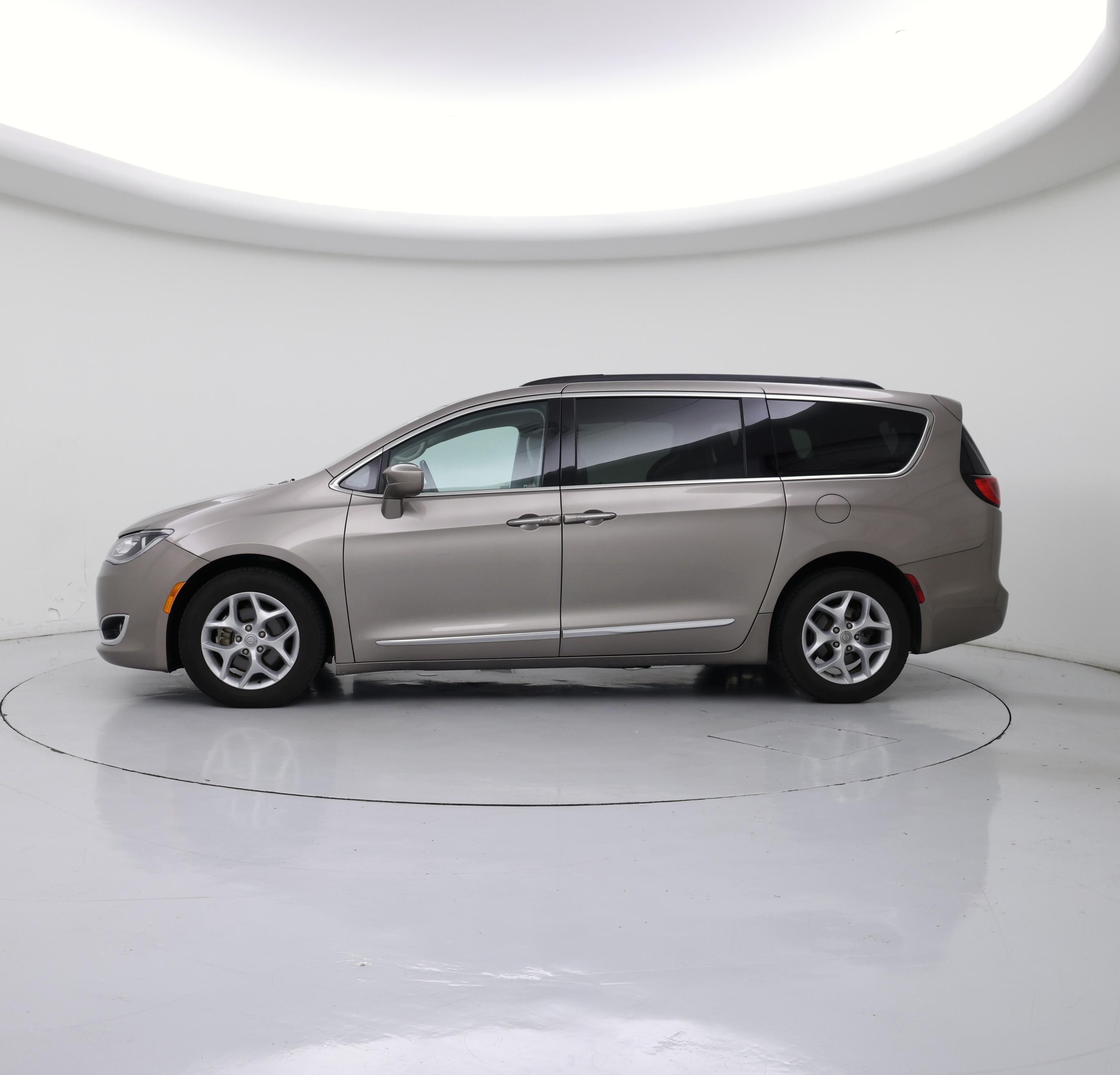 Thumbnail: 2017 Chrysler Pacifica - 3