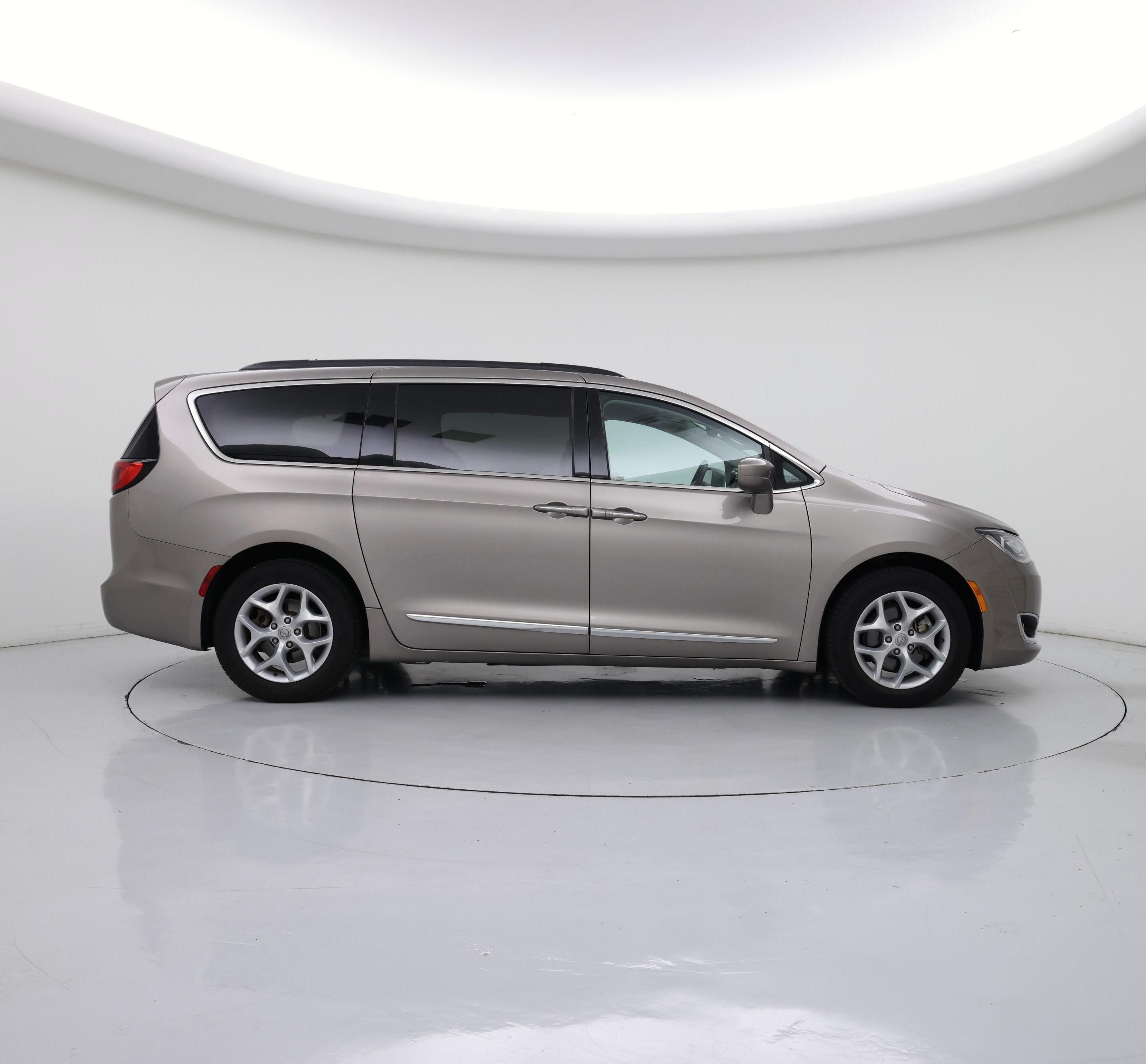 Thumbnail: 2017 Chrysler Pacifica - 7