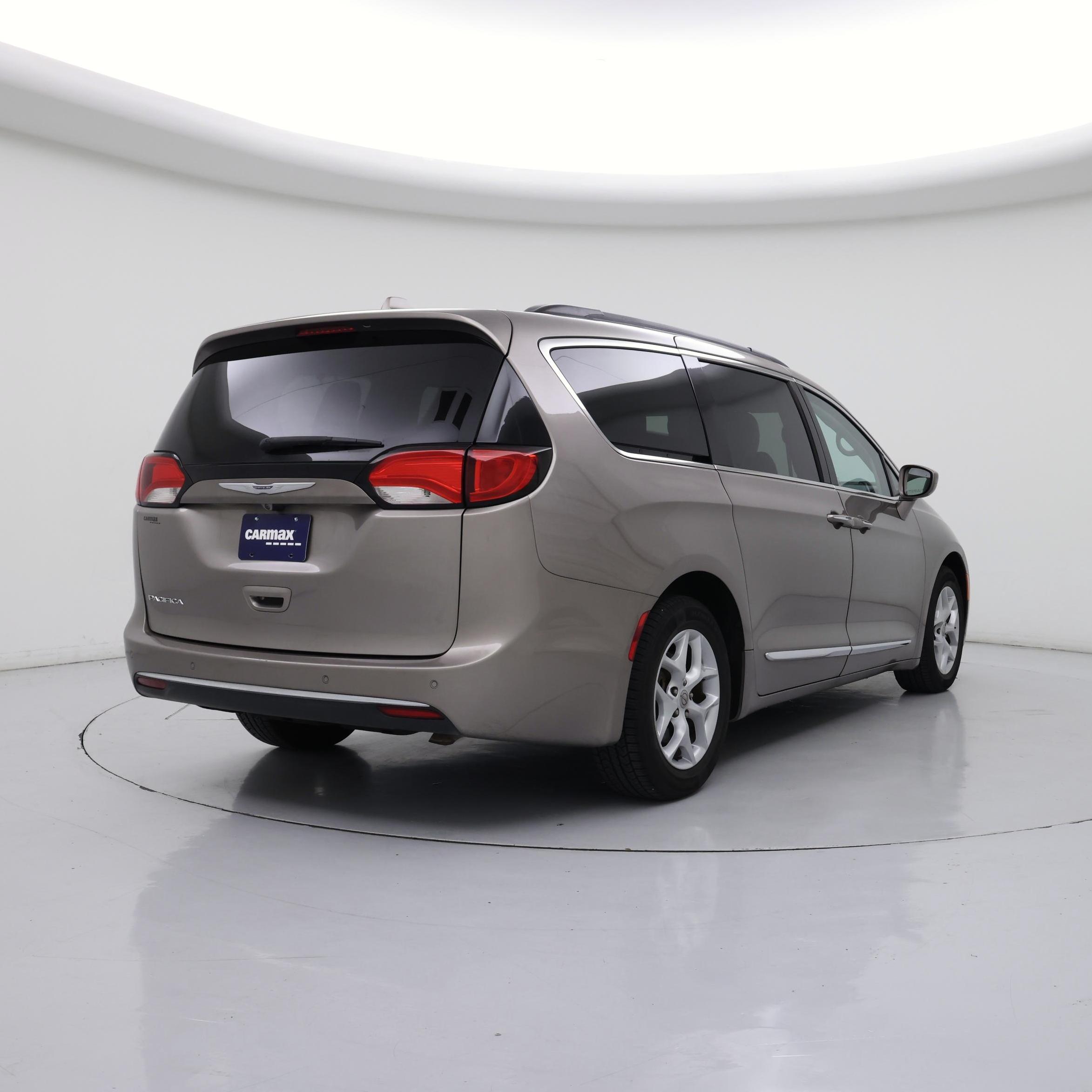 Thumbnail: 2017 Chrysler Pacifica - 8