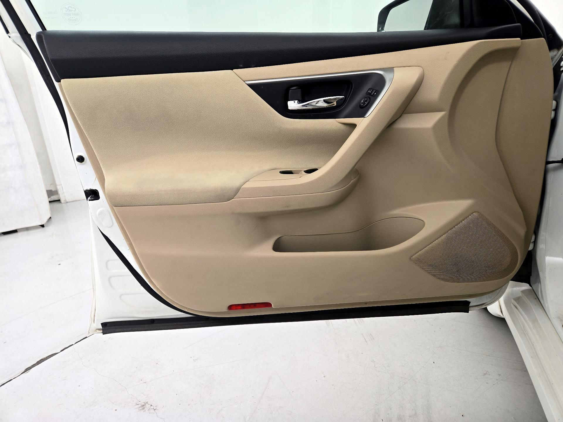 Thumbnail: 2015 Nissan Altima - 12