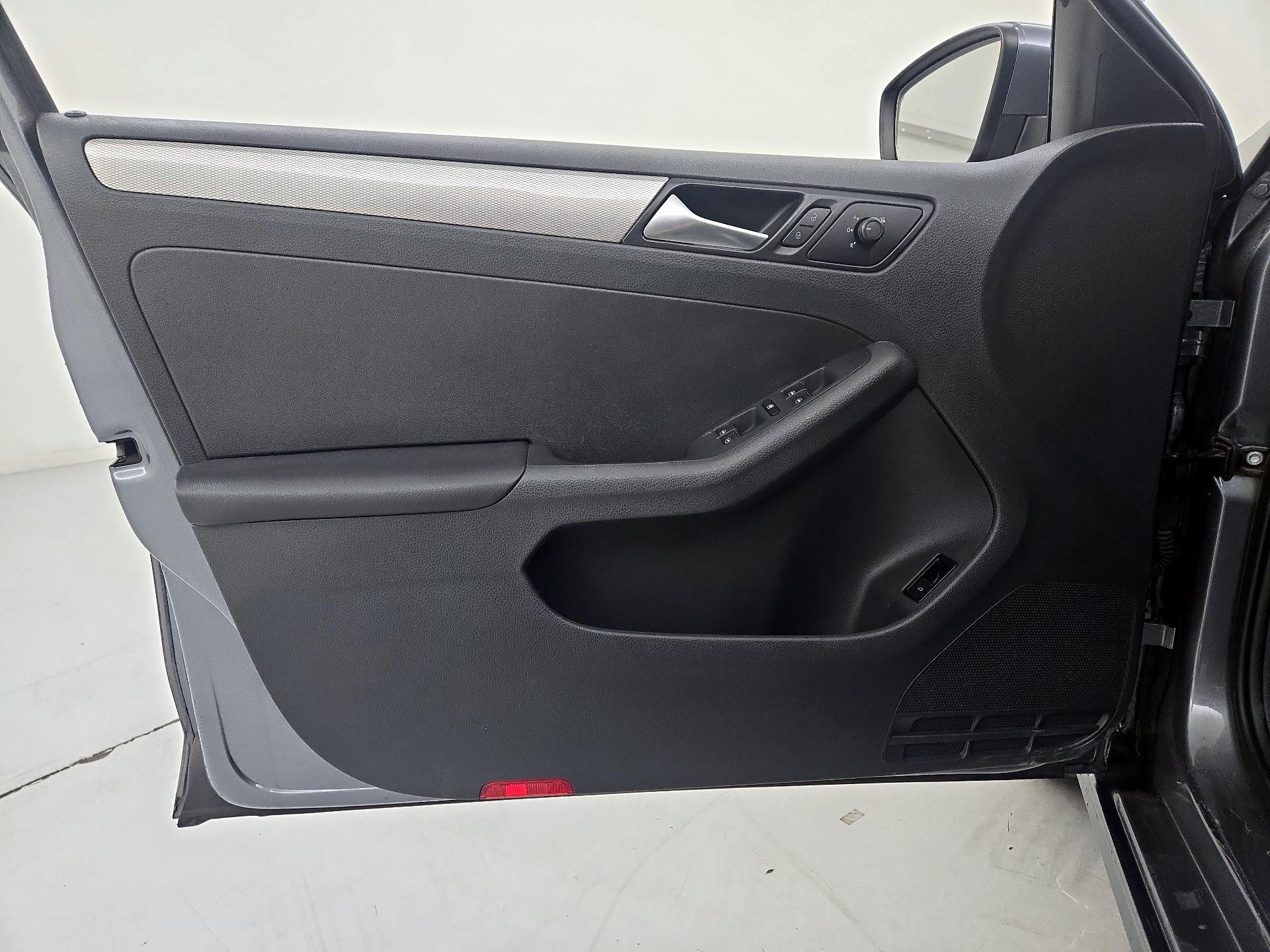 Thumbnail: 2017 Volkswagen Jetta - 12