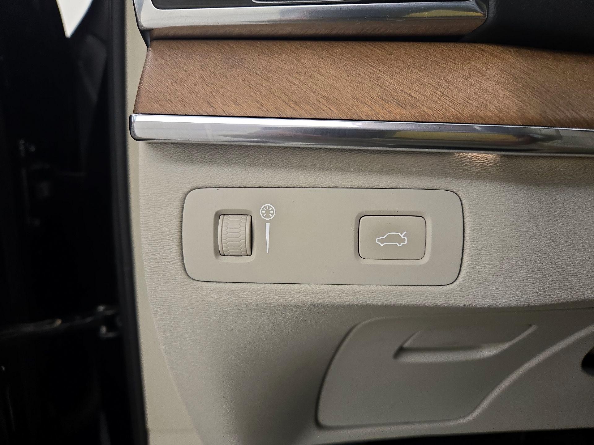 Thumbnail: 2016 Volvo XC90 - 13