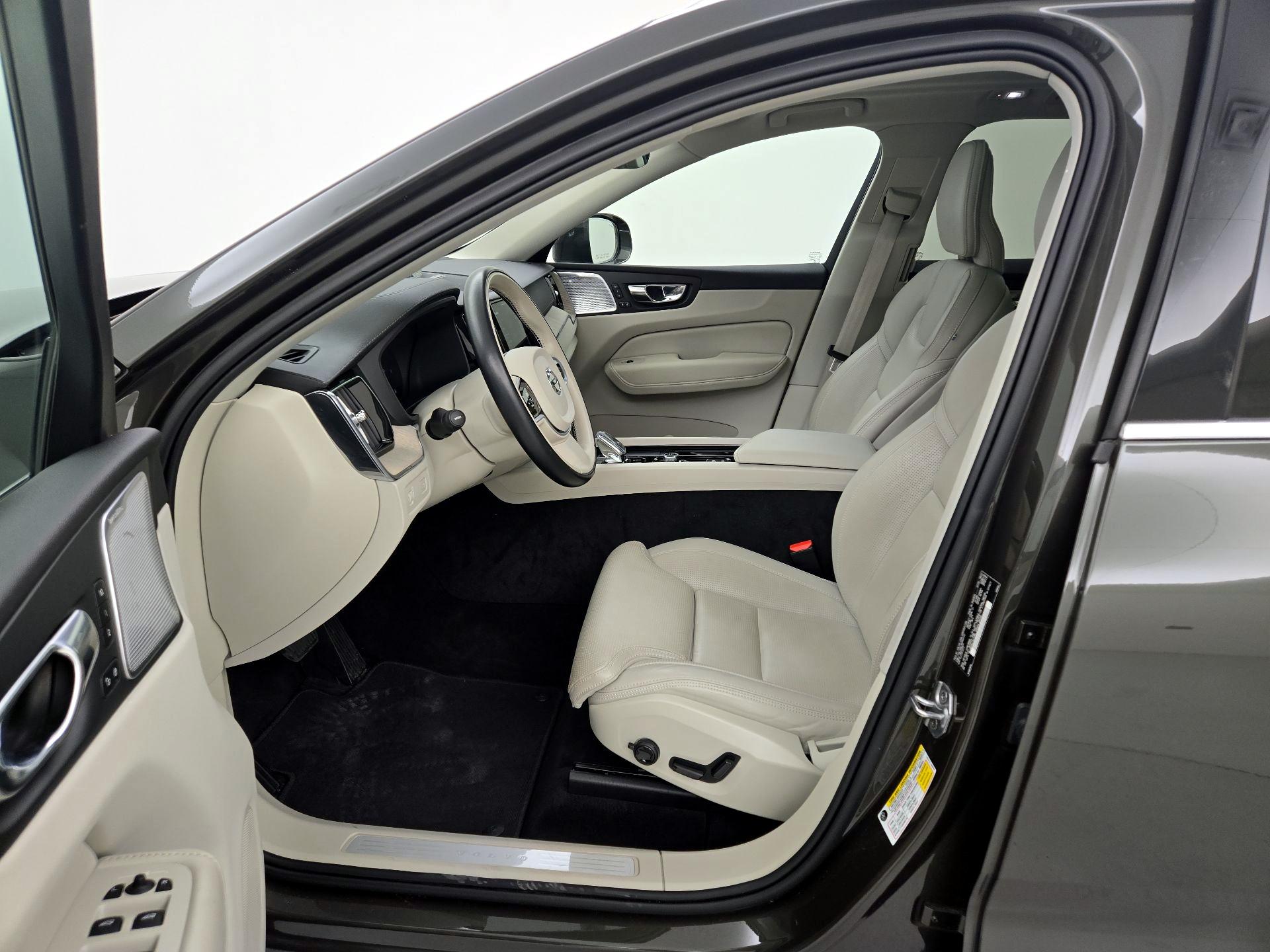 Thumbnail: 2022 Volvo XC60 - 11